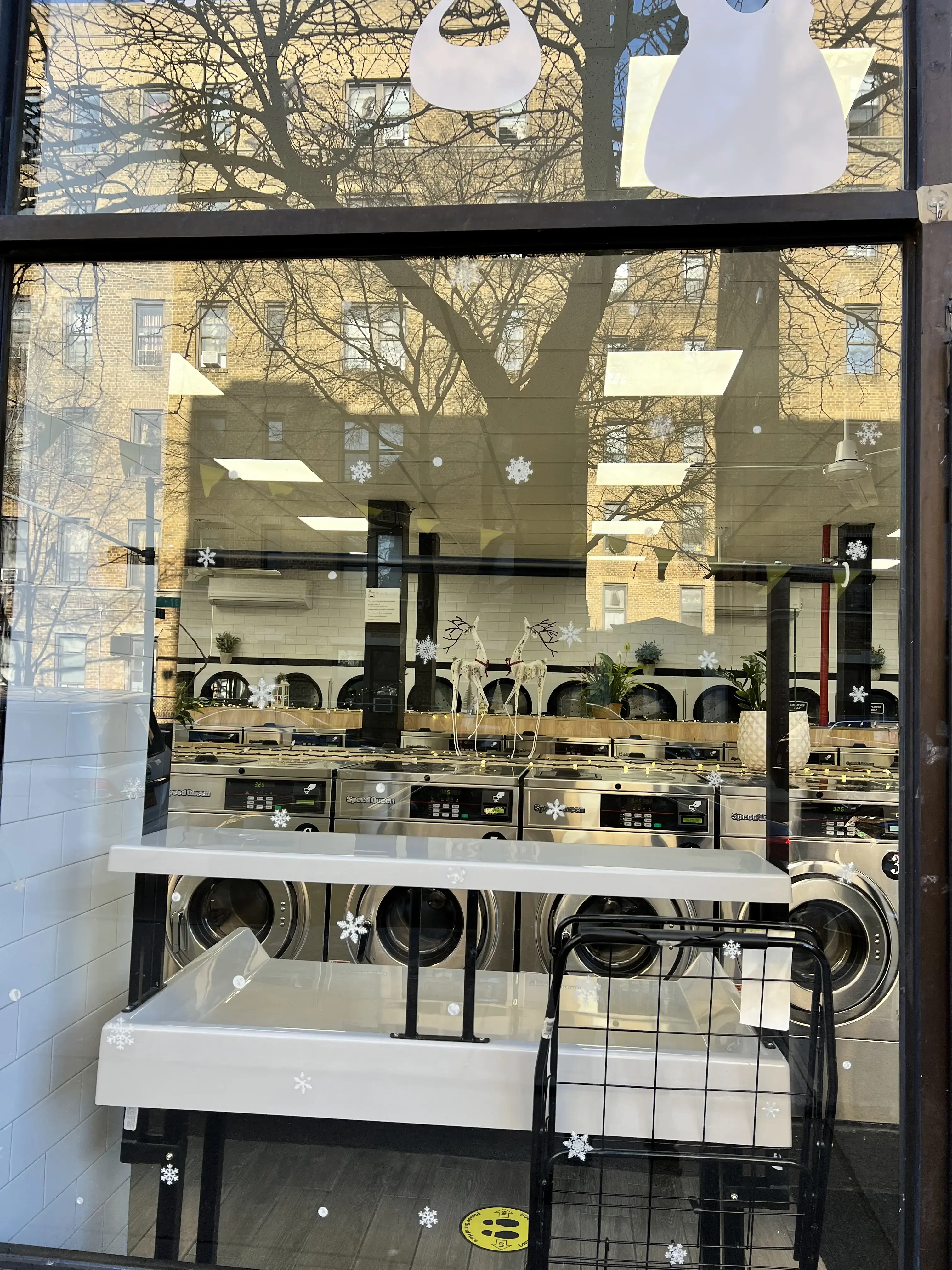 108 Corona Megawash Laundromat thumbnail 17