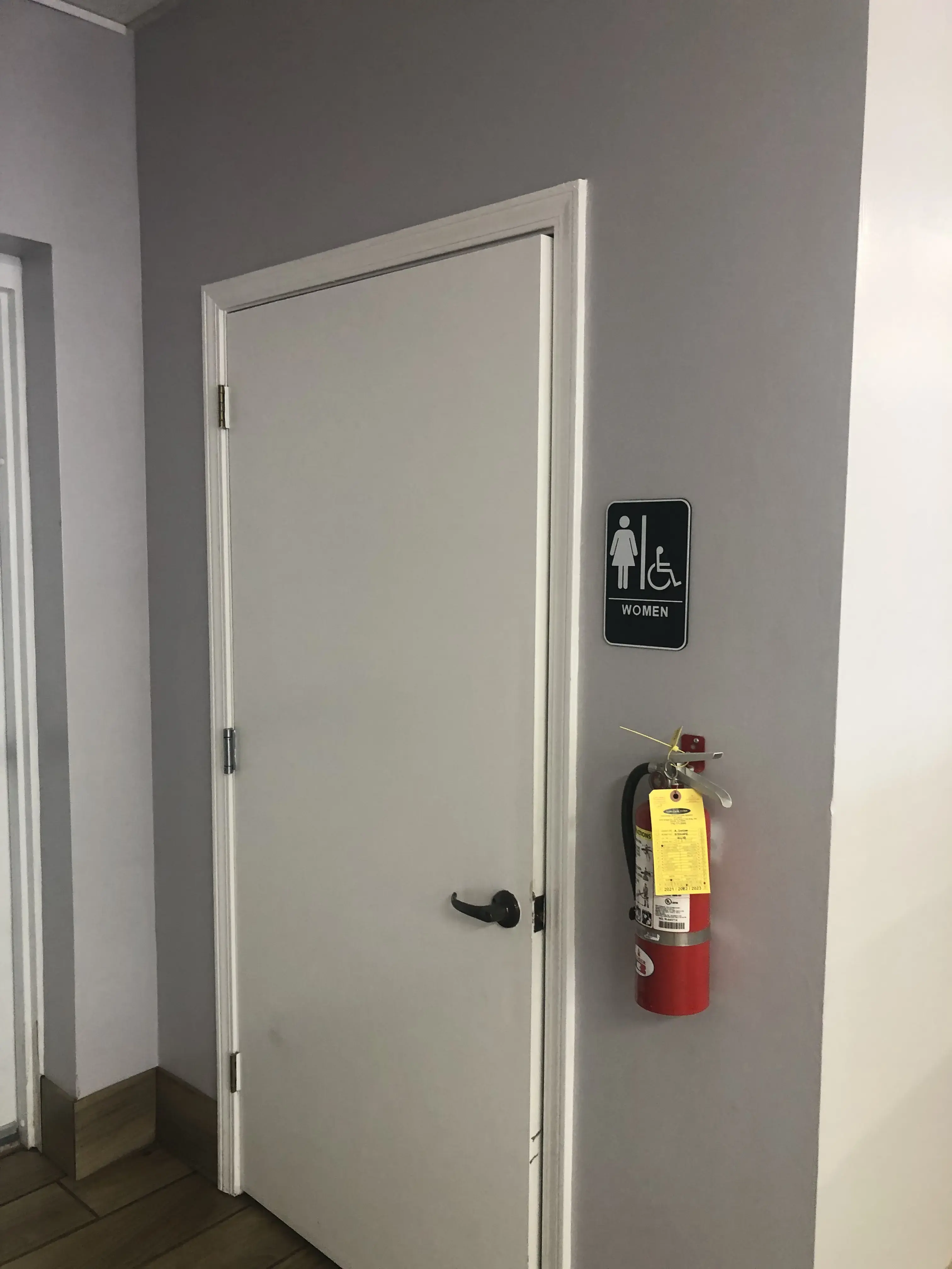 1st Fresh Laundromat - Image 14