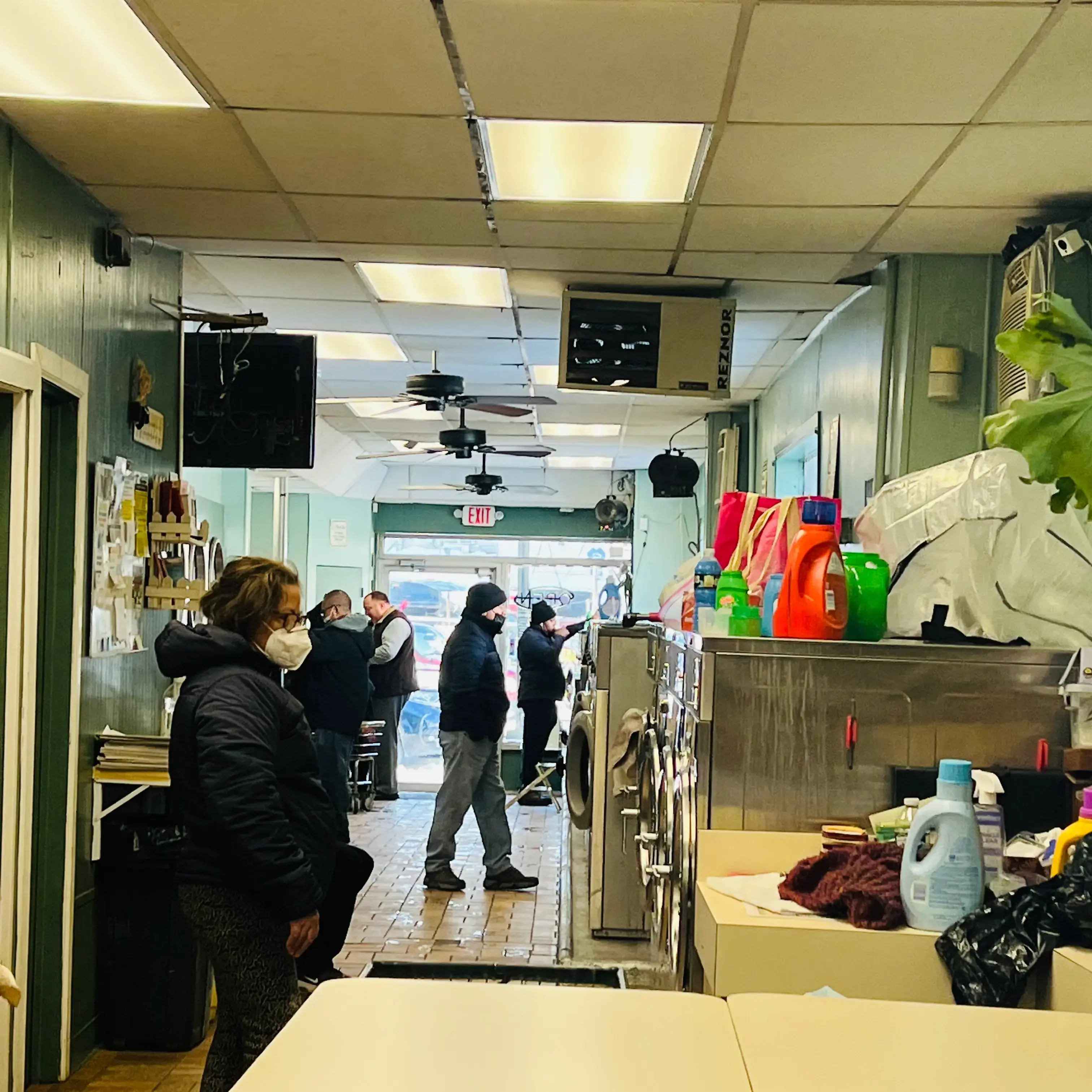 2 Boys Laundromat thumbnail 2
