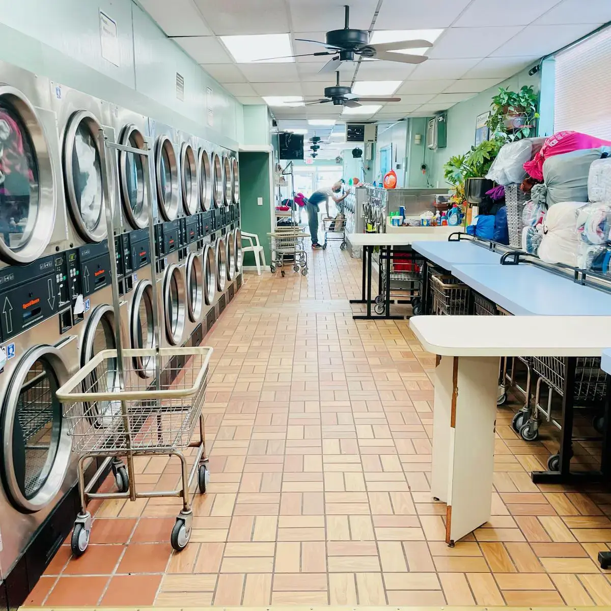 2 Boys Laundromat - Image 11