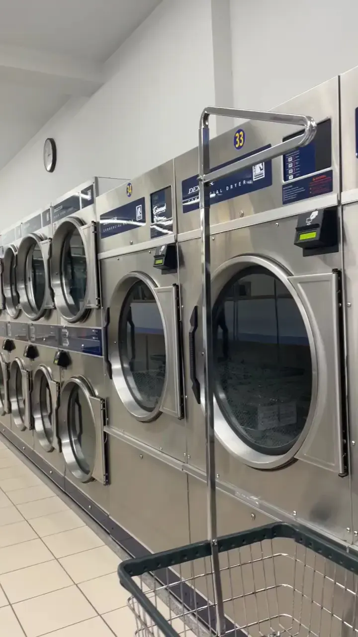 21 Plaza Laundromat - Image 13