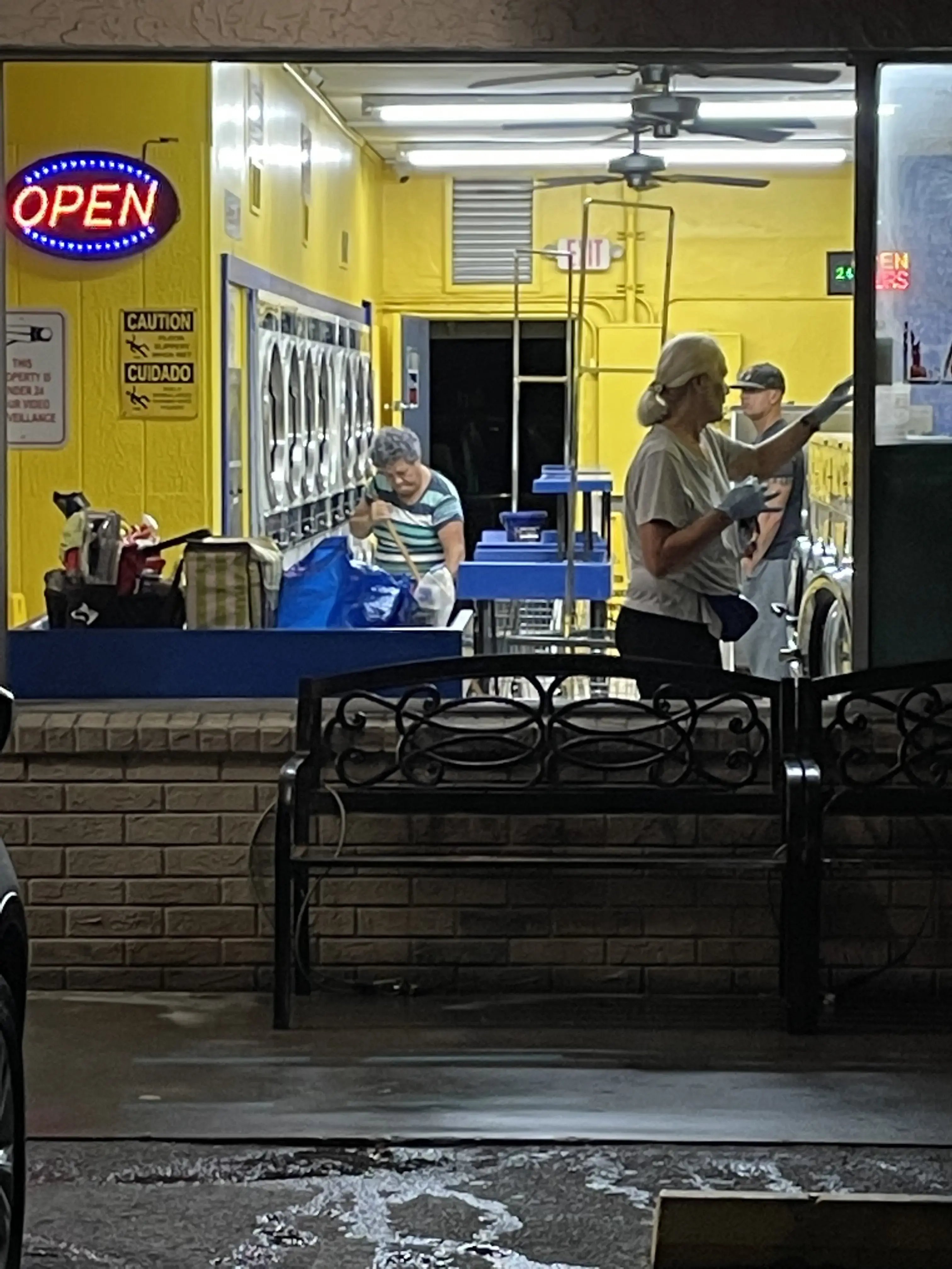 24 Hour Coin Laundry - Image 3