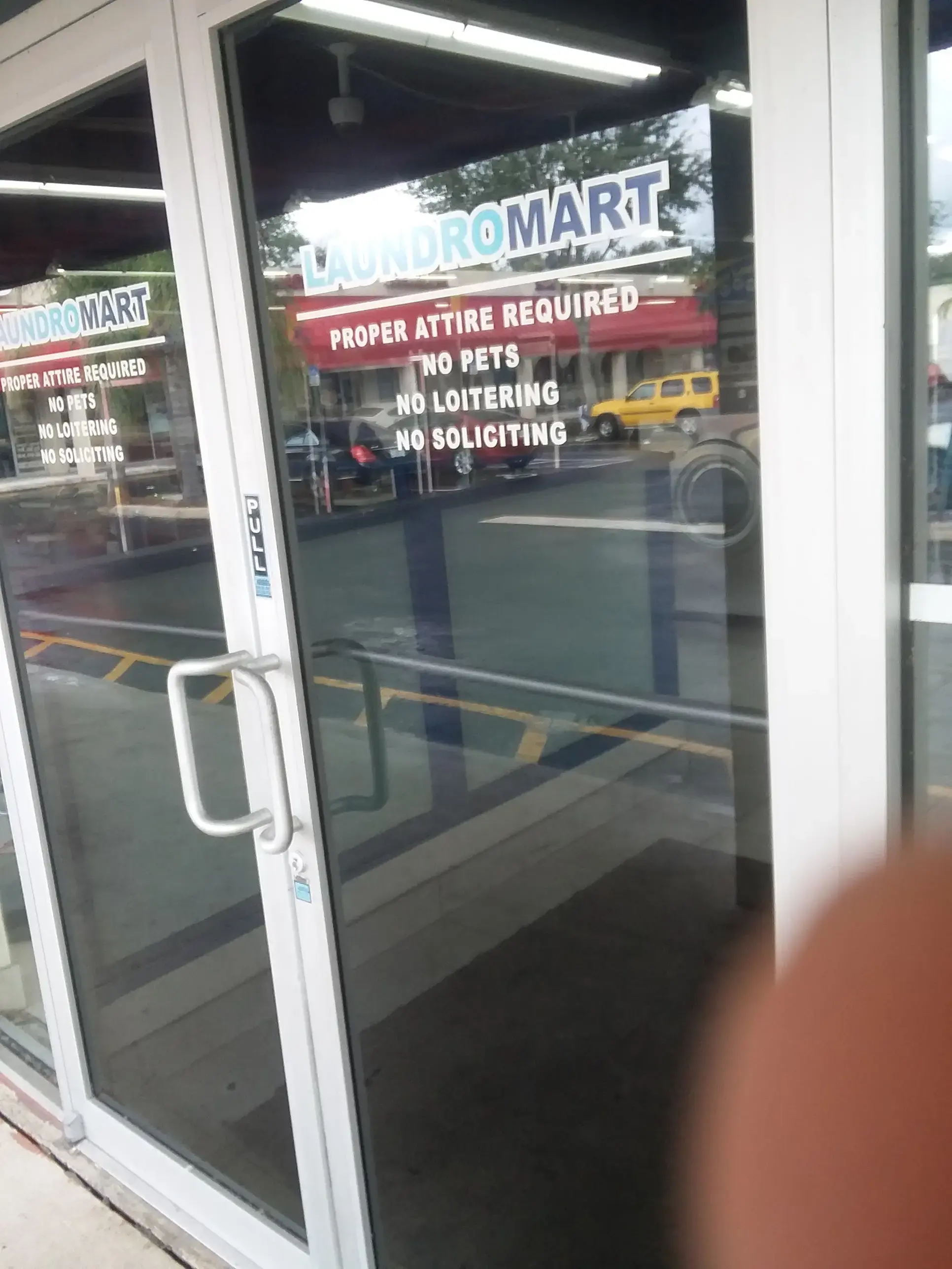 24-hour JUMBO Machine Laundromat thumbnail 16