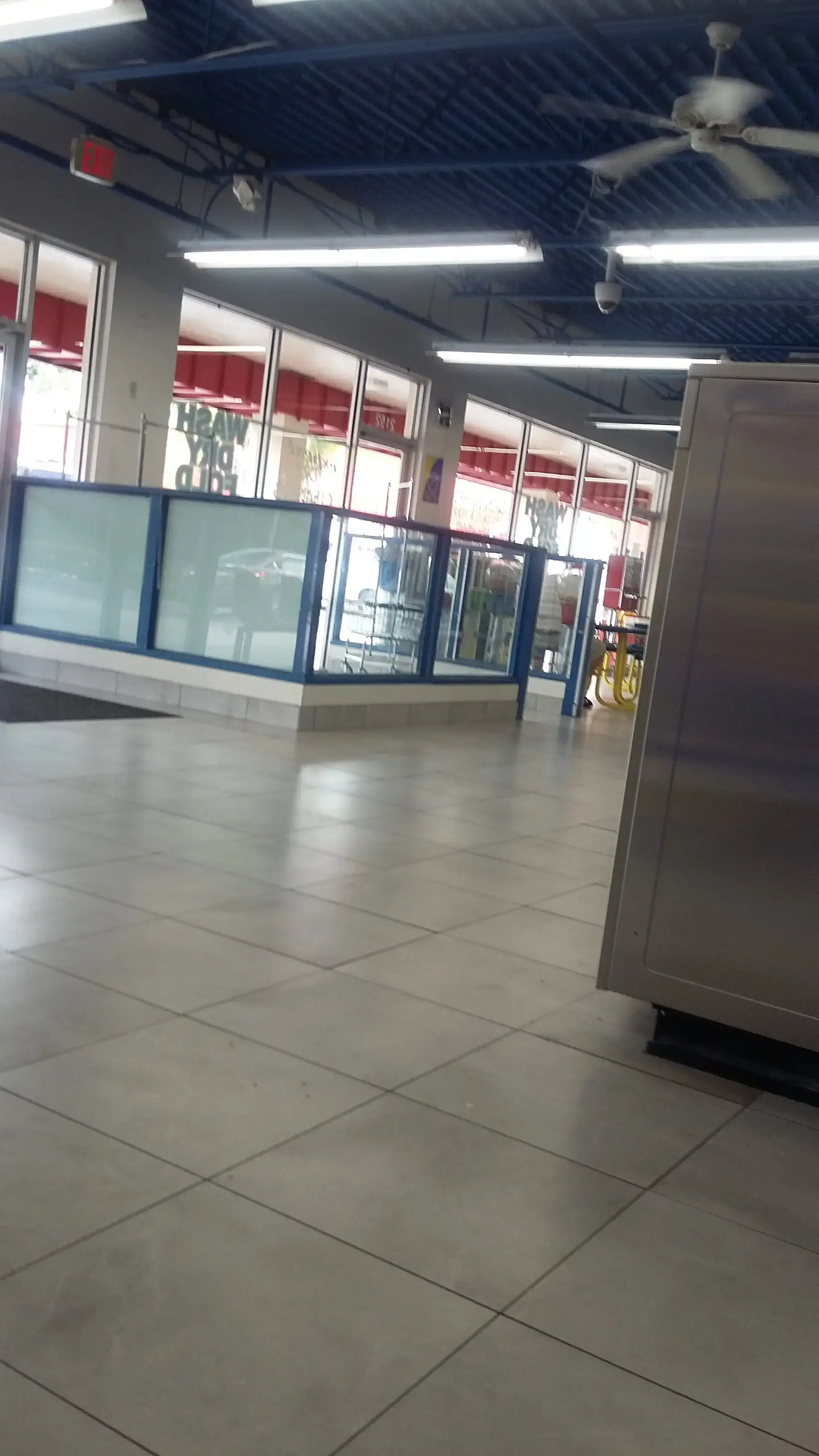 24-hour JUMBO Machine Laundromat thumbnail 19