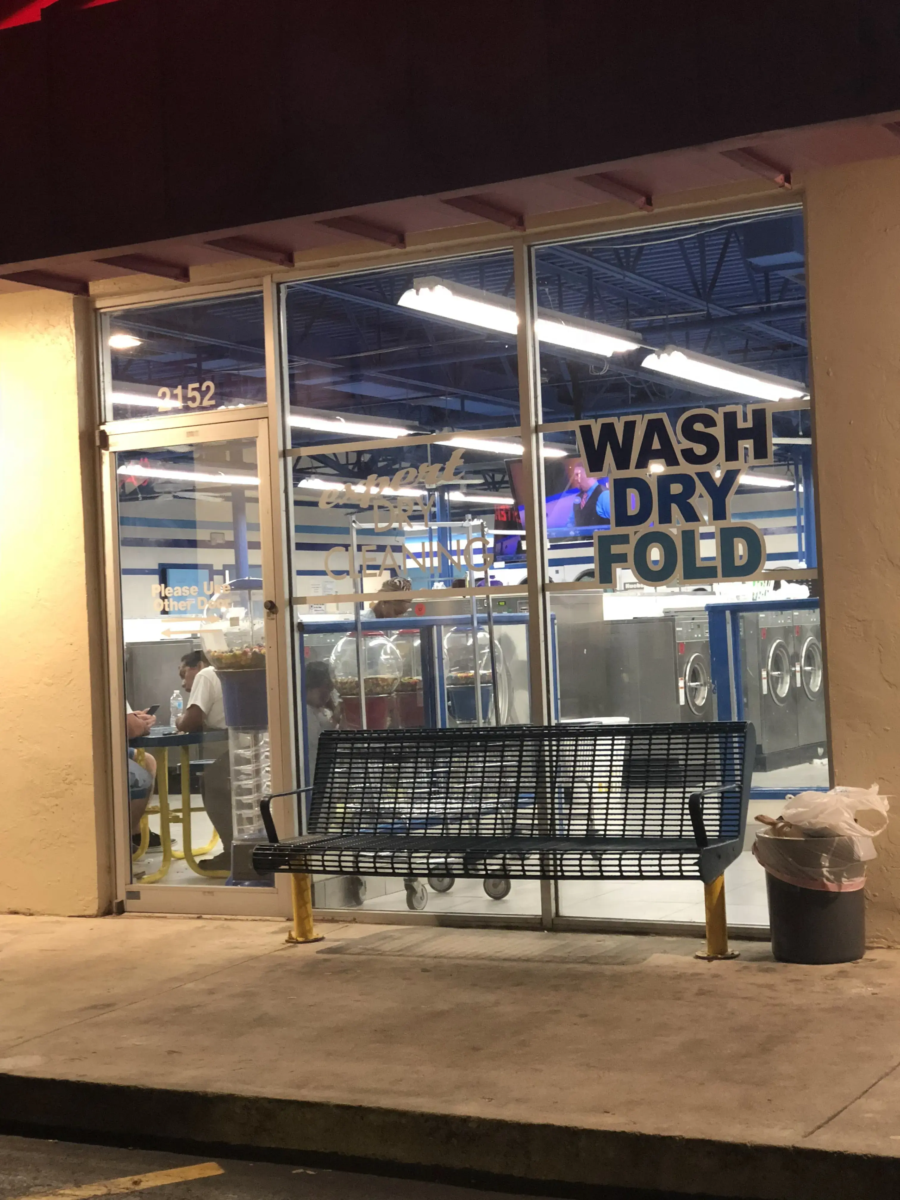 24-hour JUMBO Machine Laundromat - Image 13