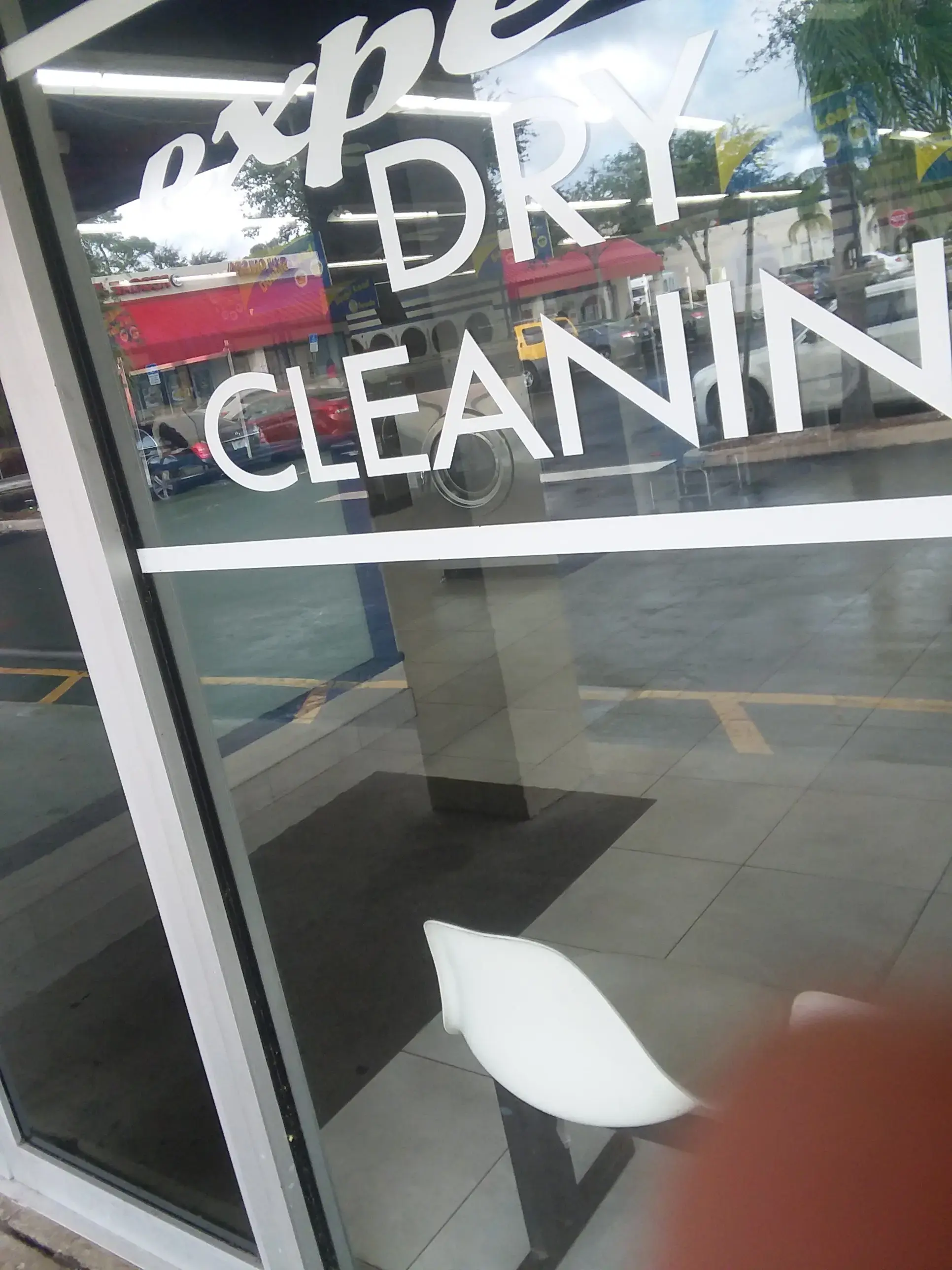 24-hour JUMBO Machine Laundromat thumbnail 17