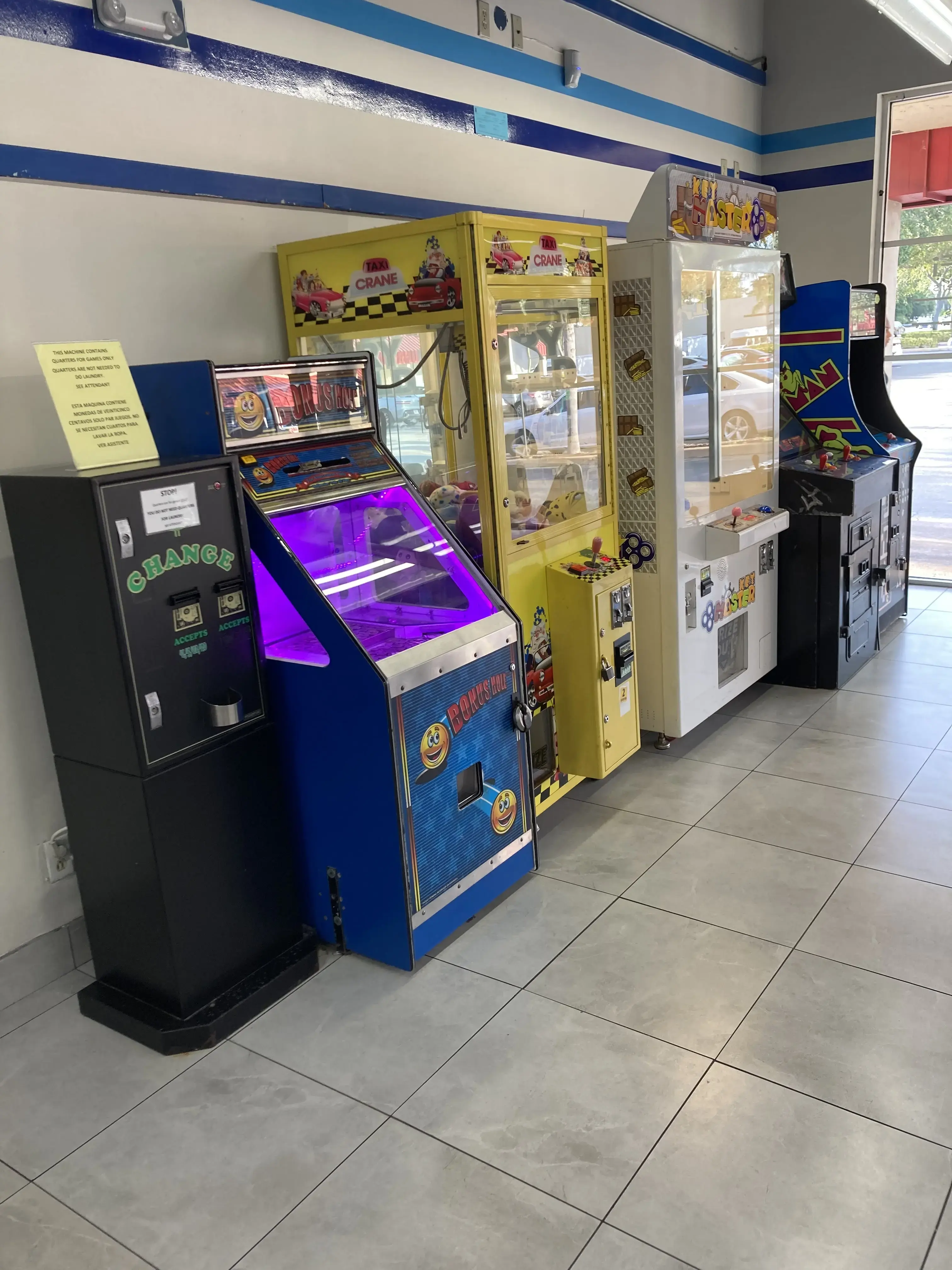 24-hour JUMBO Machine Laundromat thumbnail 2