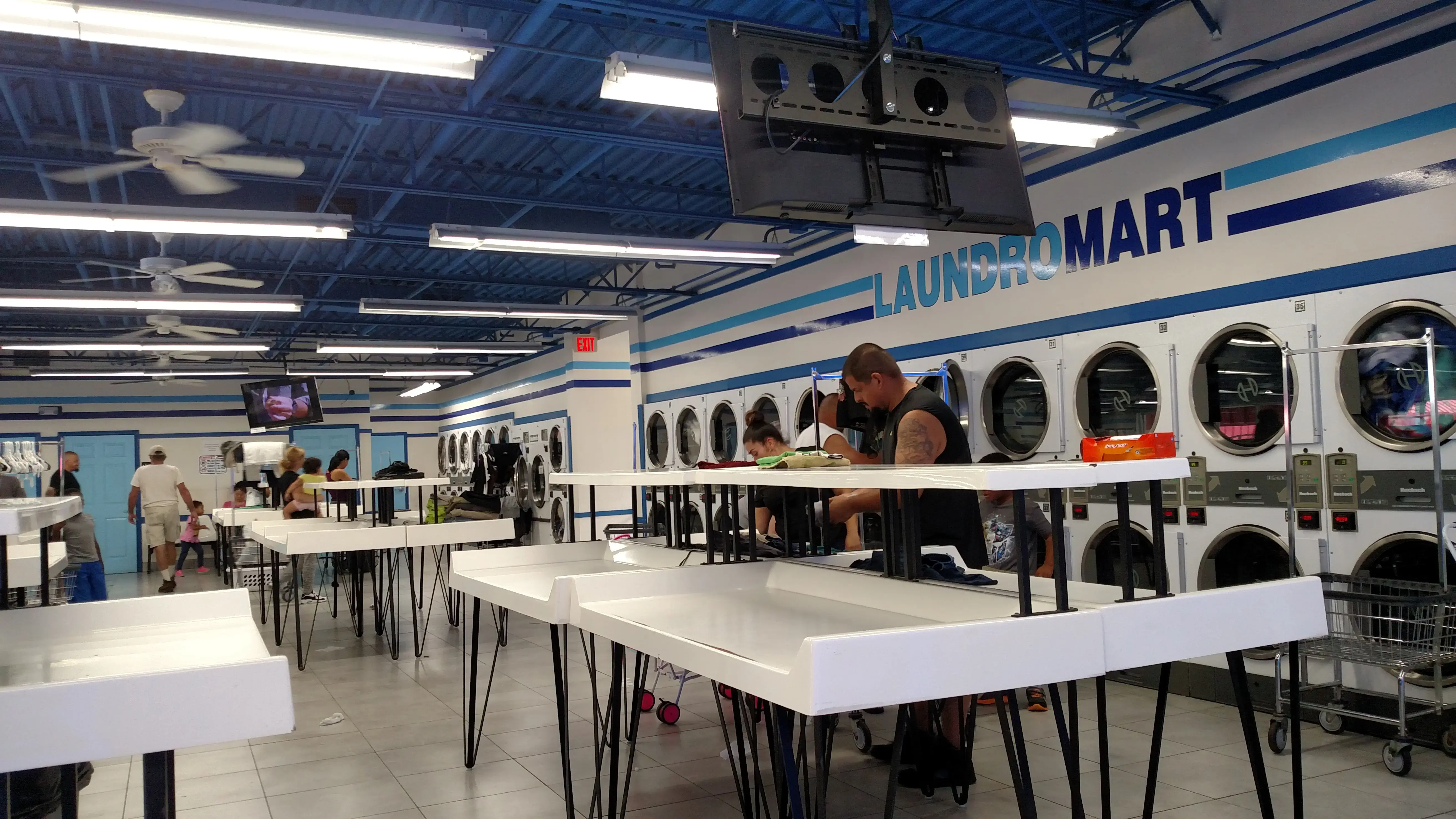 24-hour JUMBO Machine Laundromat - Image 15