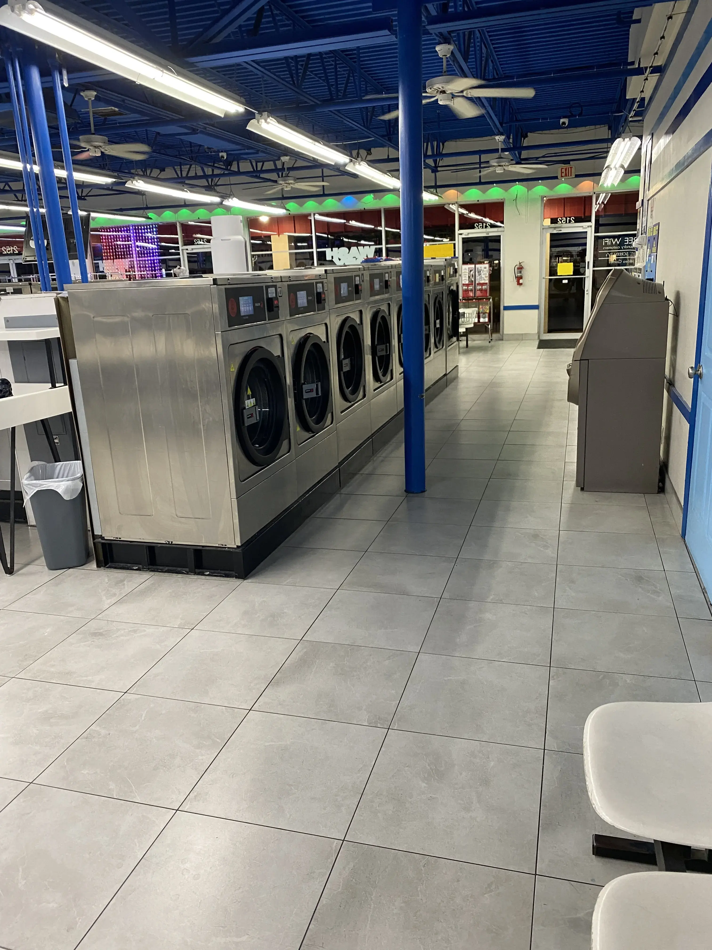 24-hour JUMBO Machine Laundromat thumbnail 4