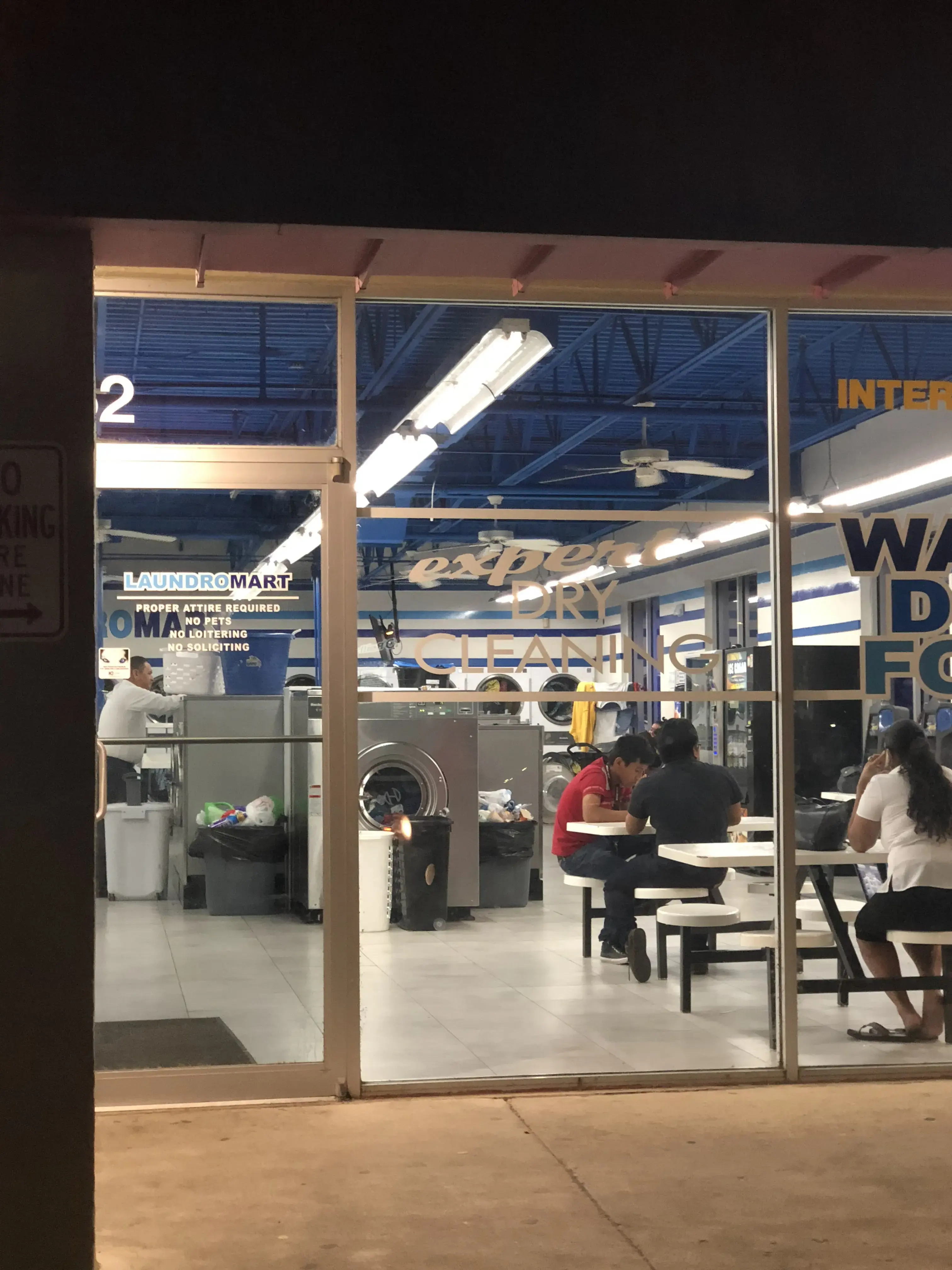 24-hour JUMBO Machine Laundromat thumbnail 10