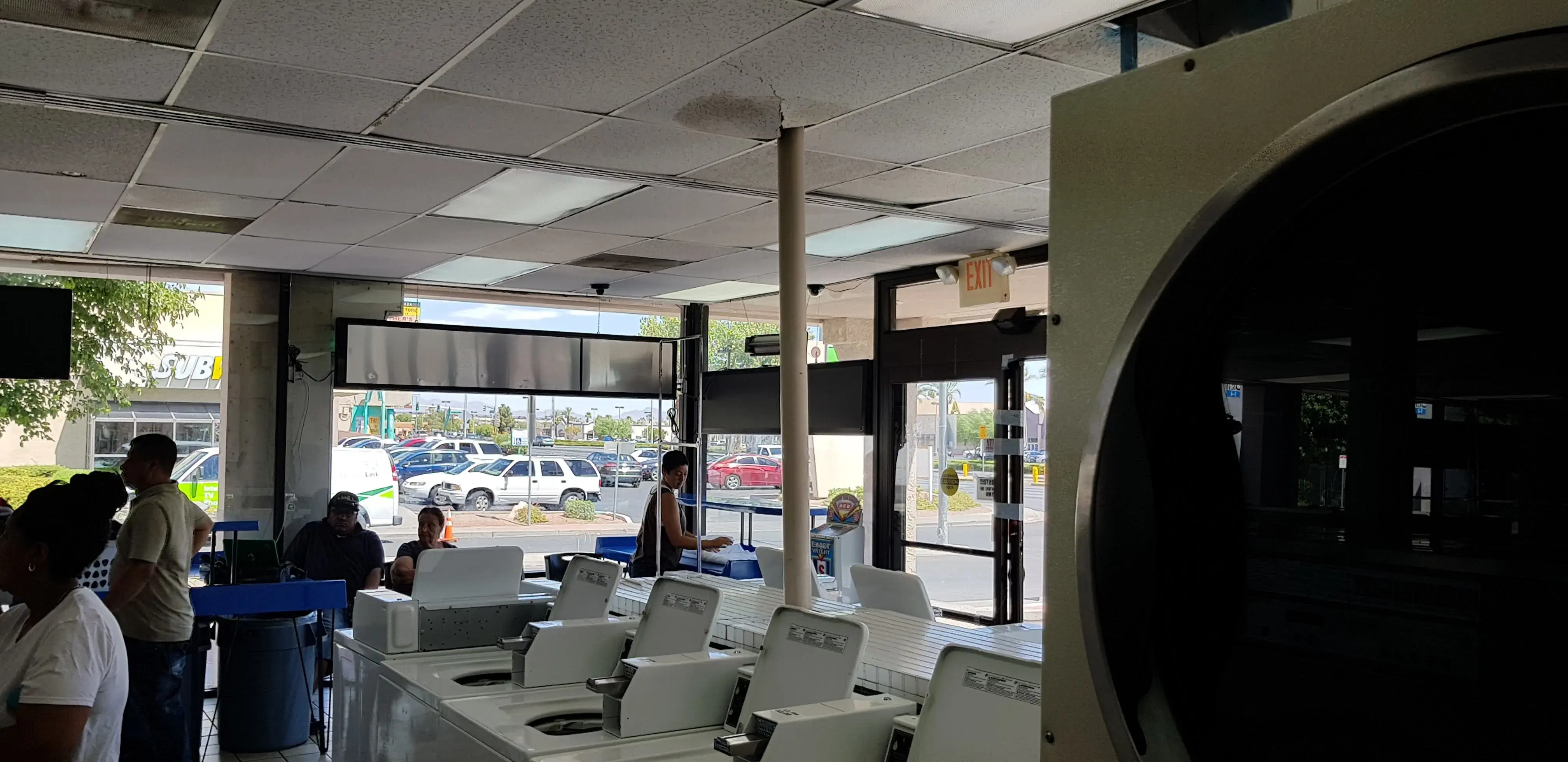 24 Hour Laundromat - Image 13