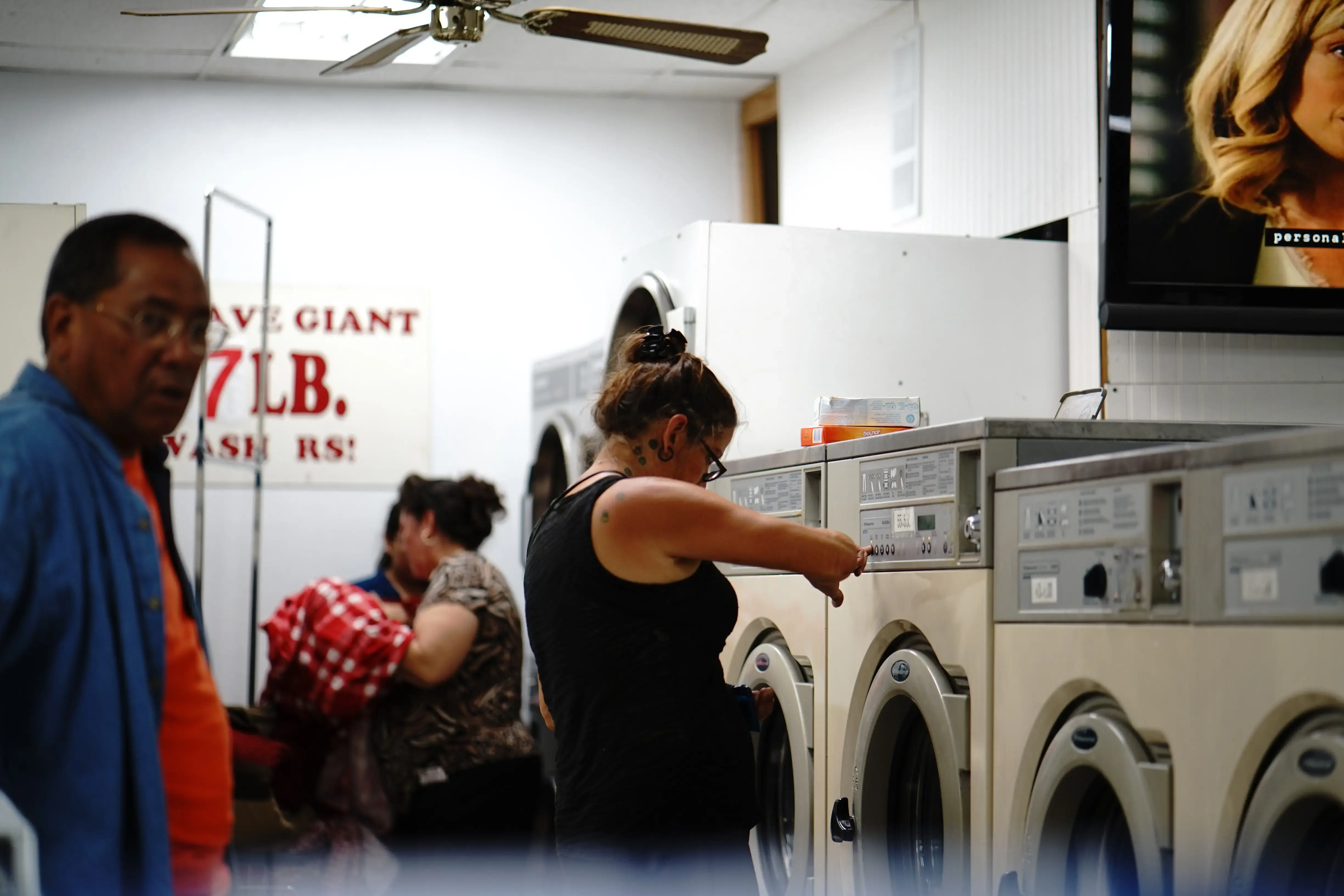 24 Hour Laundromat thumbnail 9