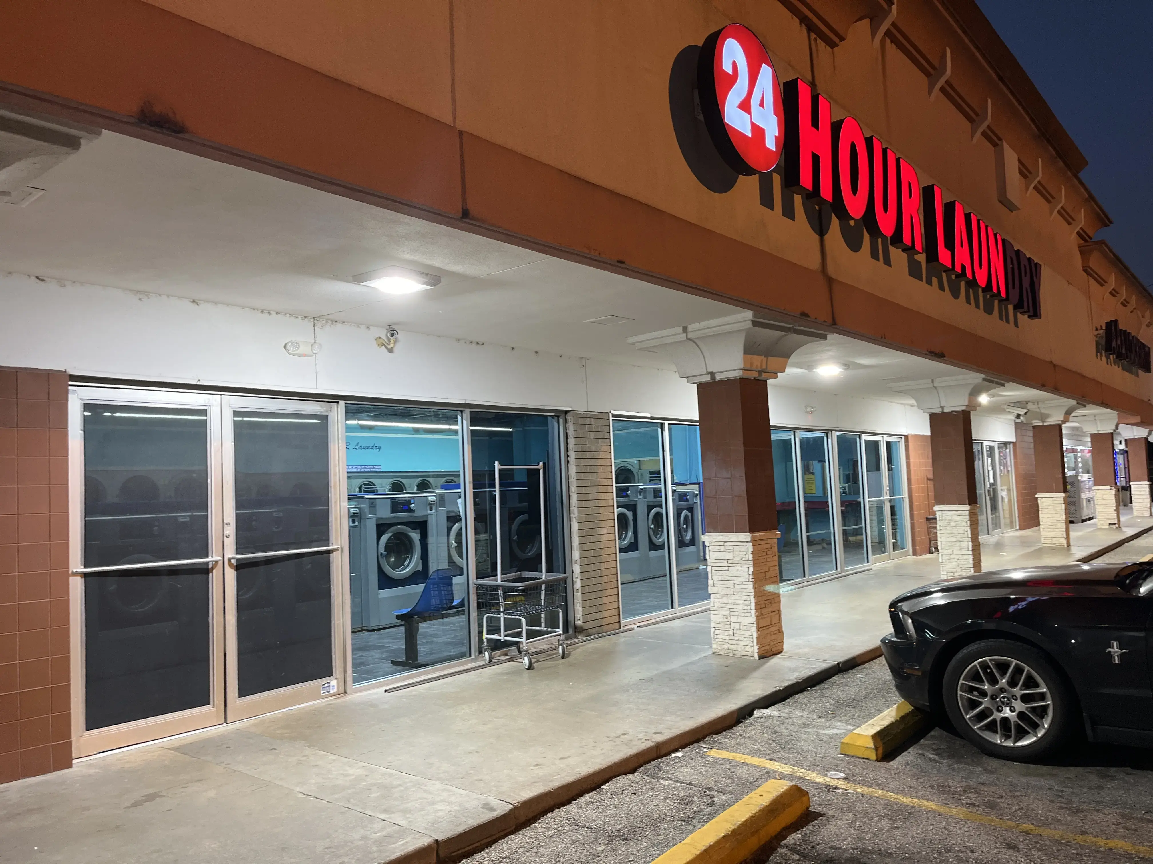 24 Hour Laundromat | Washateria | Wash & Fold thumbnail 3