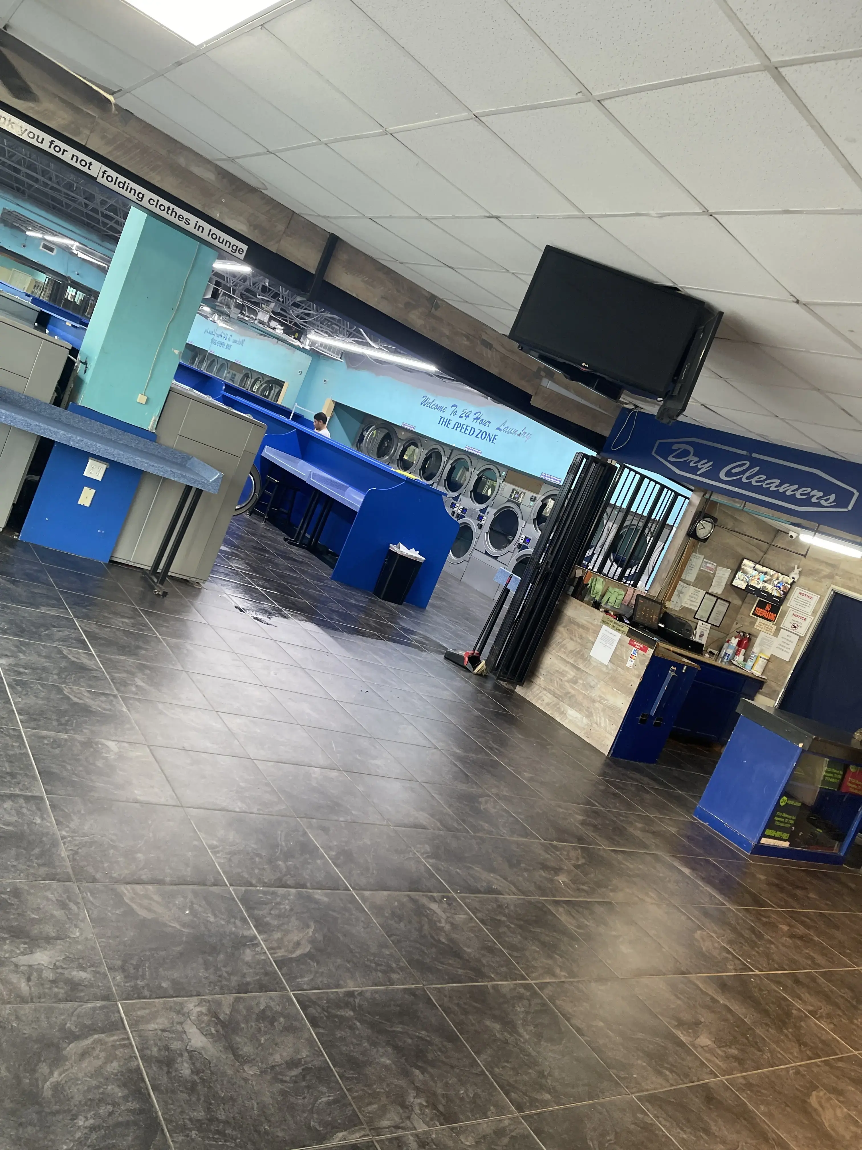 24 Hour Laundromat | Washateria | Wash & Fold - Image 12