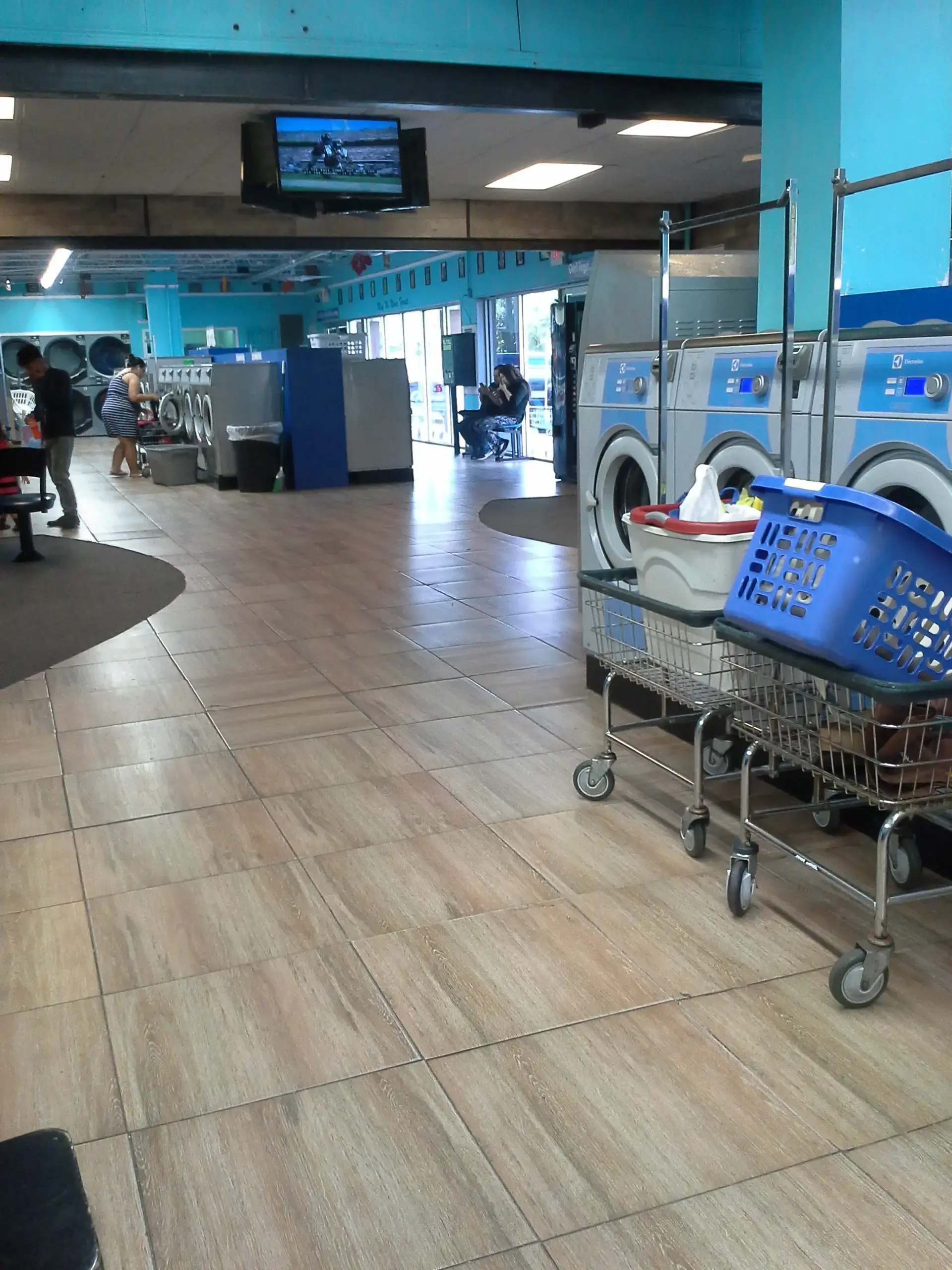 24 Hour Laundromat | Washateria | Wash & Fold thumbnail 17