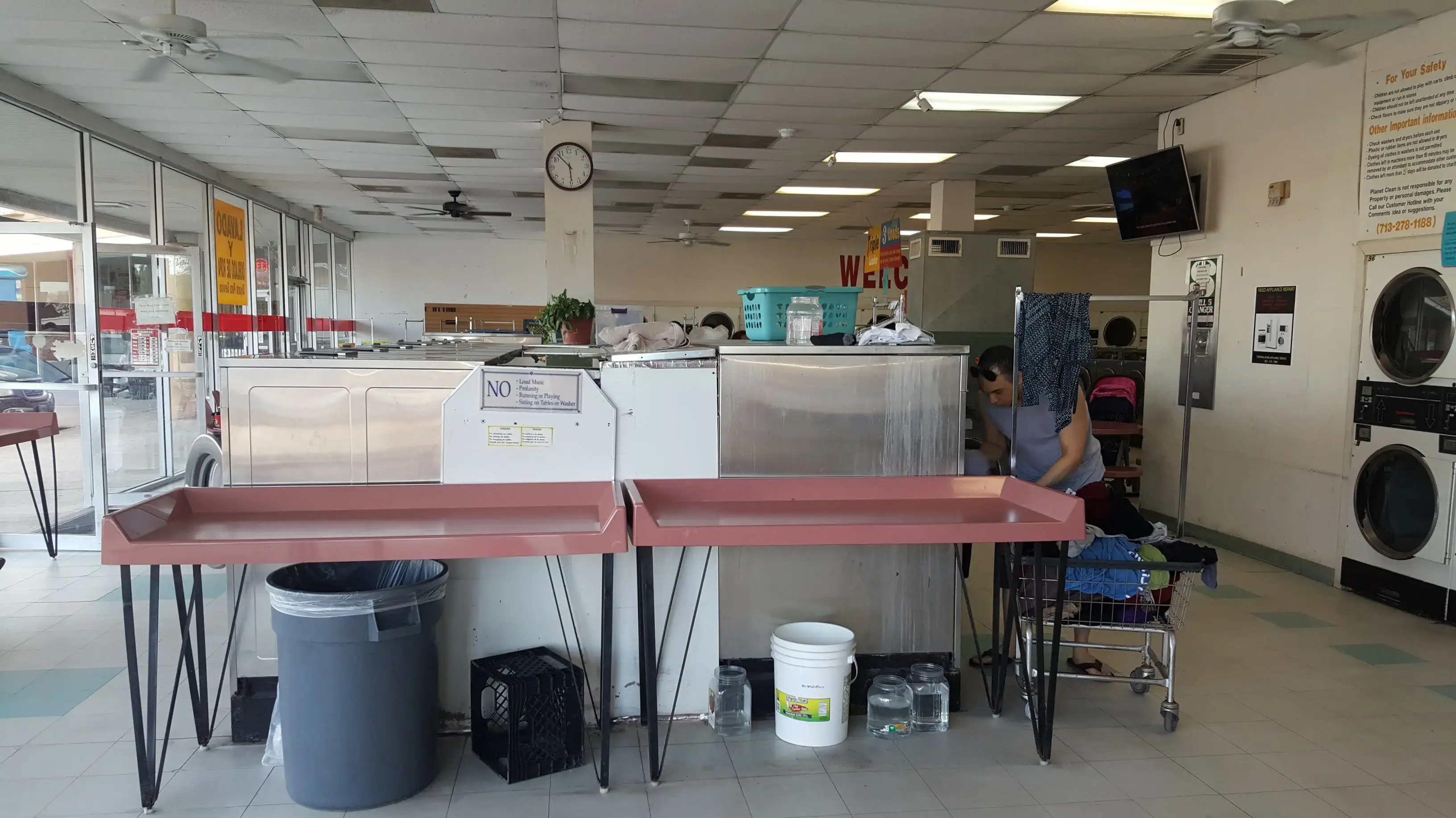 24 Hour Washateria - Image 8