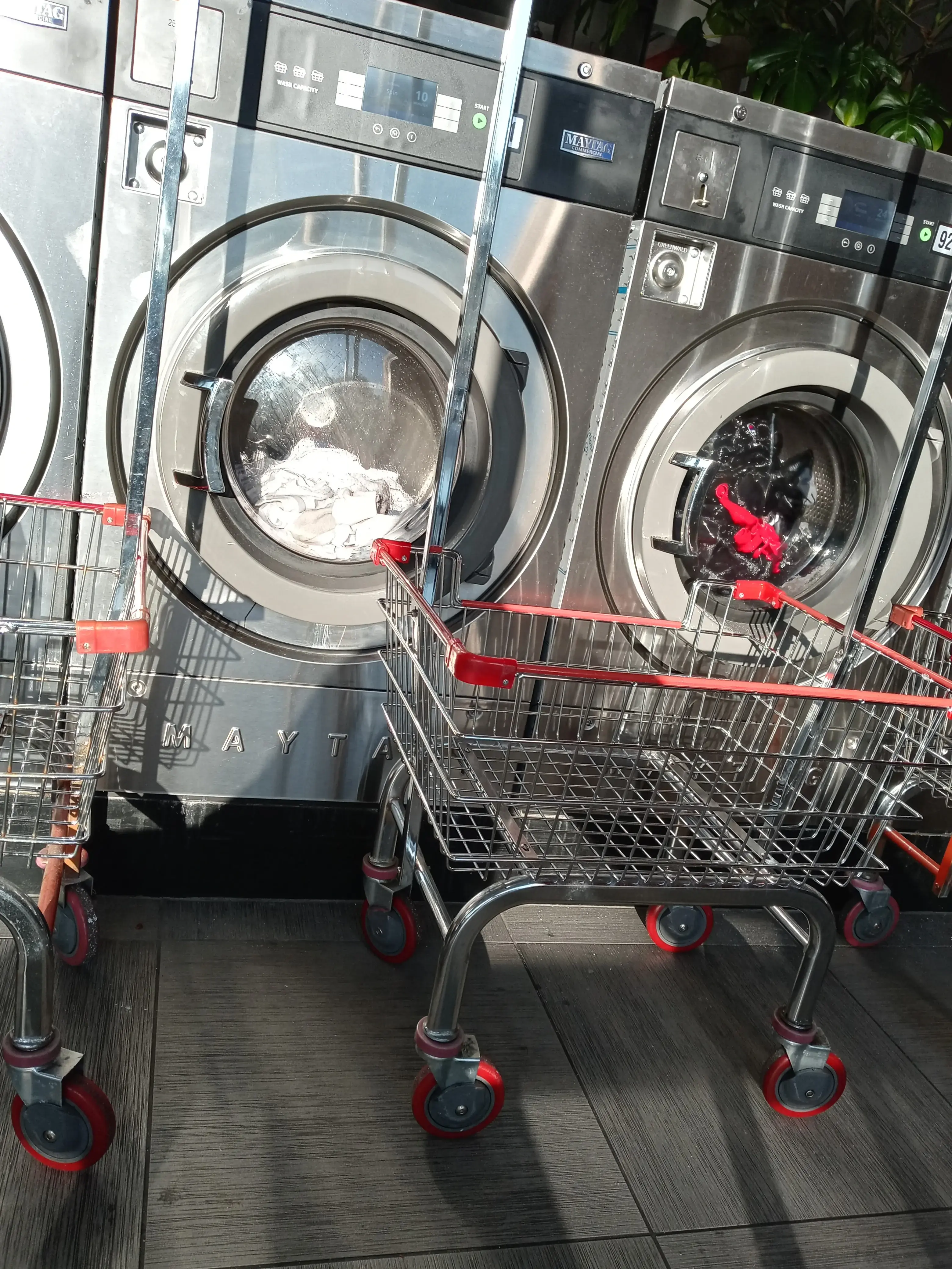 24 HR coin laundry - Image 1