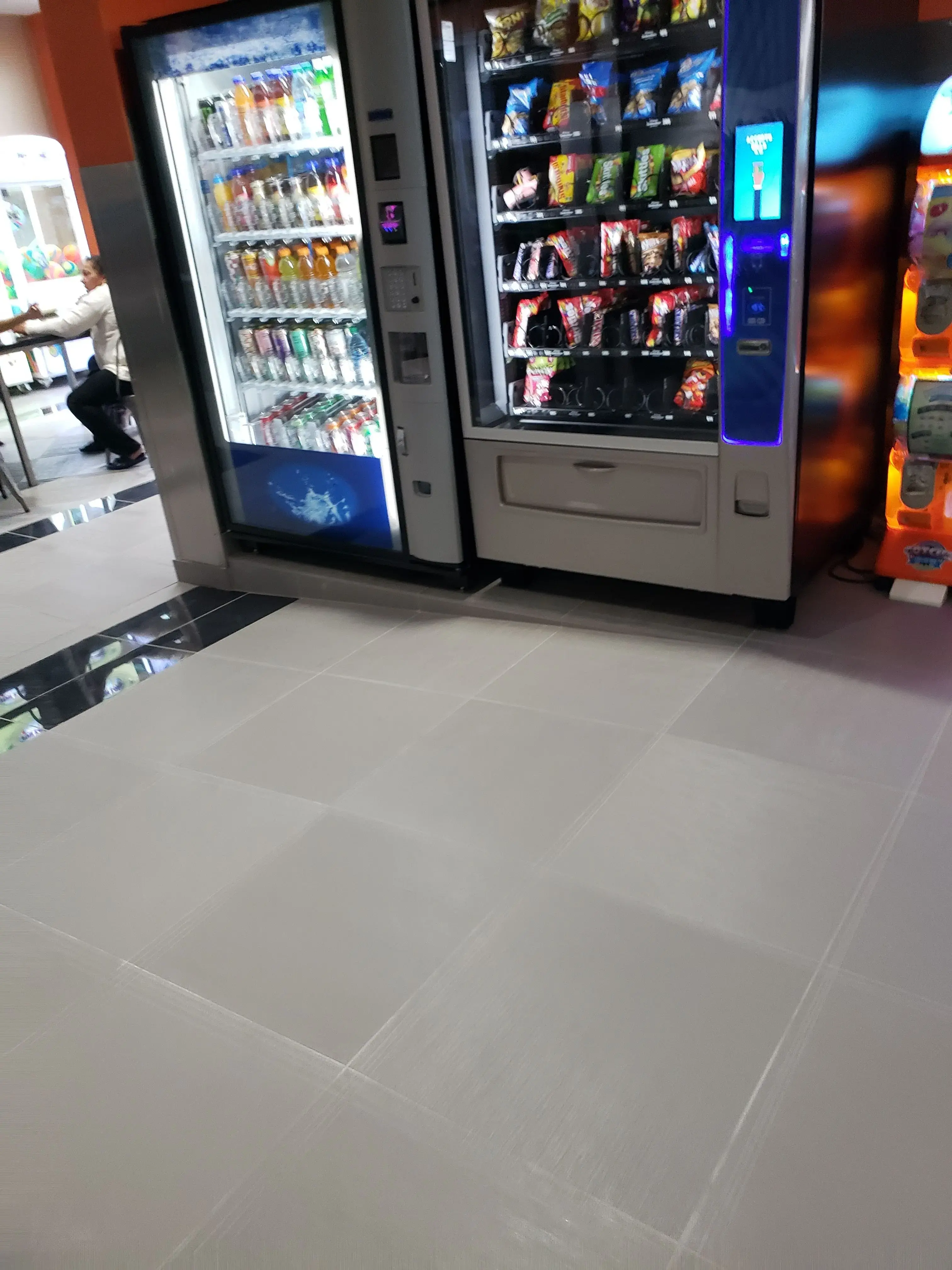 24 HR coin laundry - Image 4