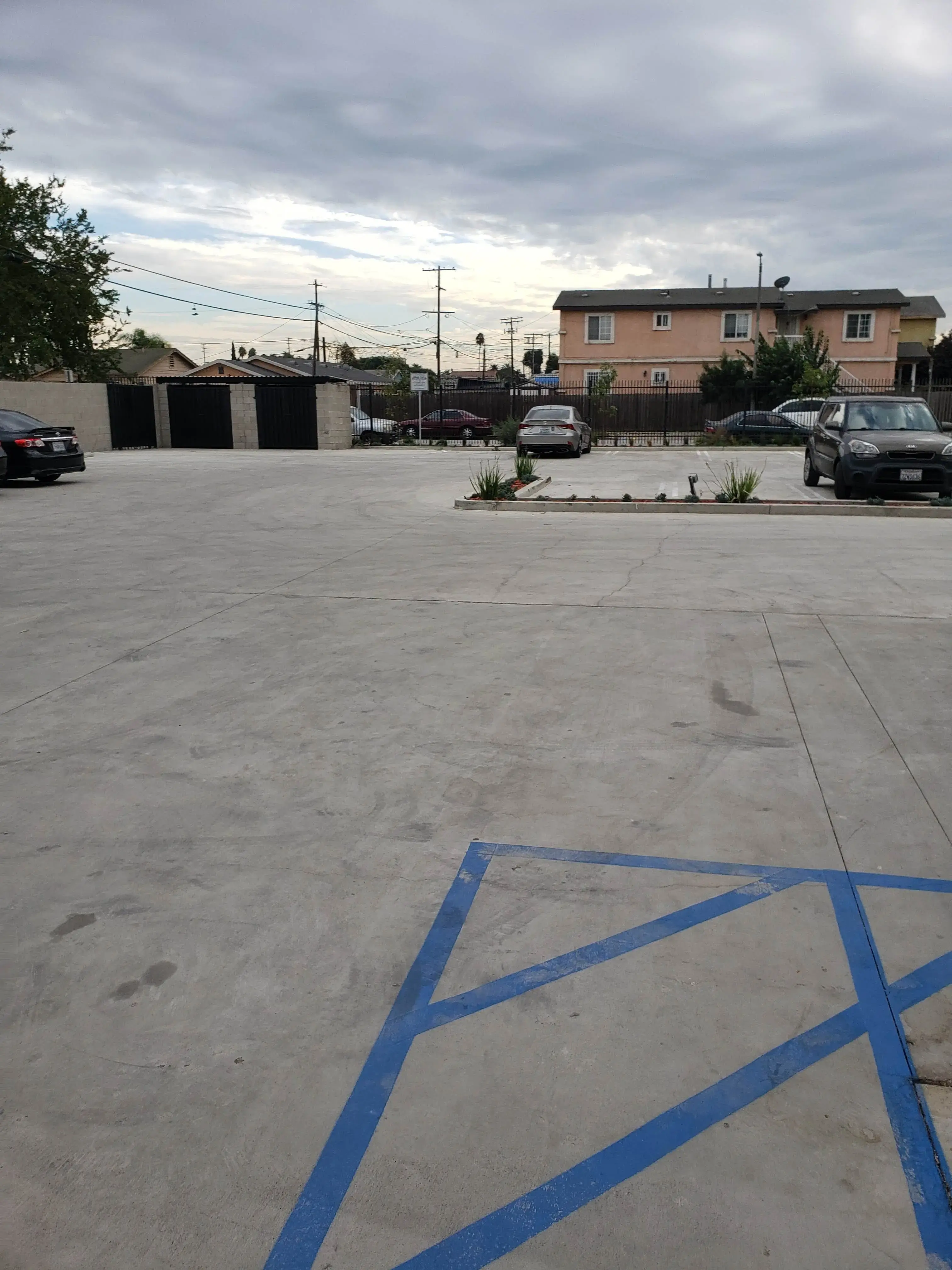 24 HR coin laundry - Image 11