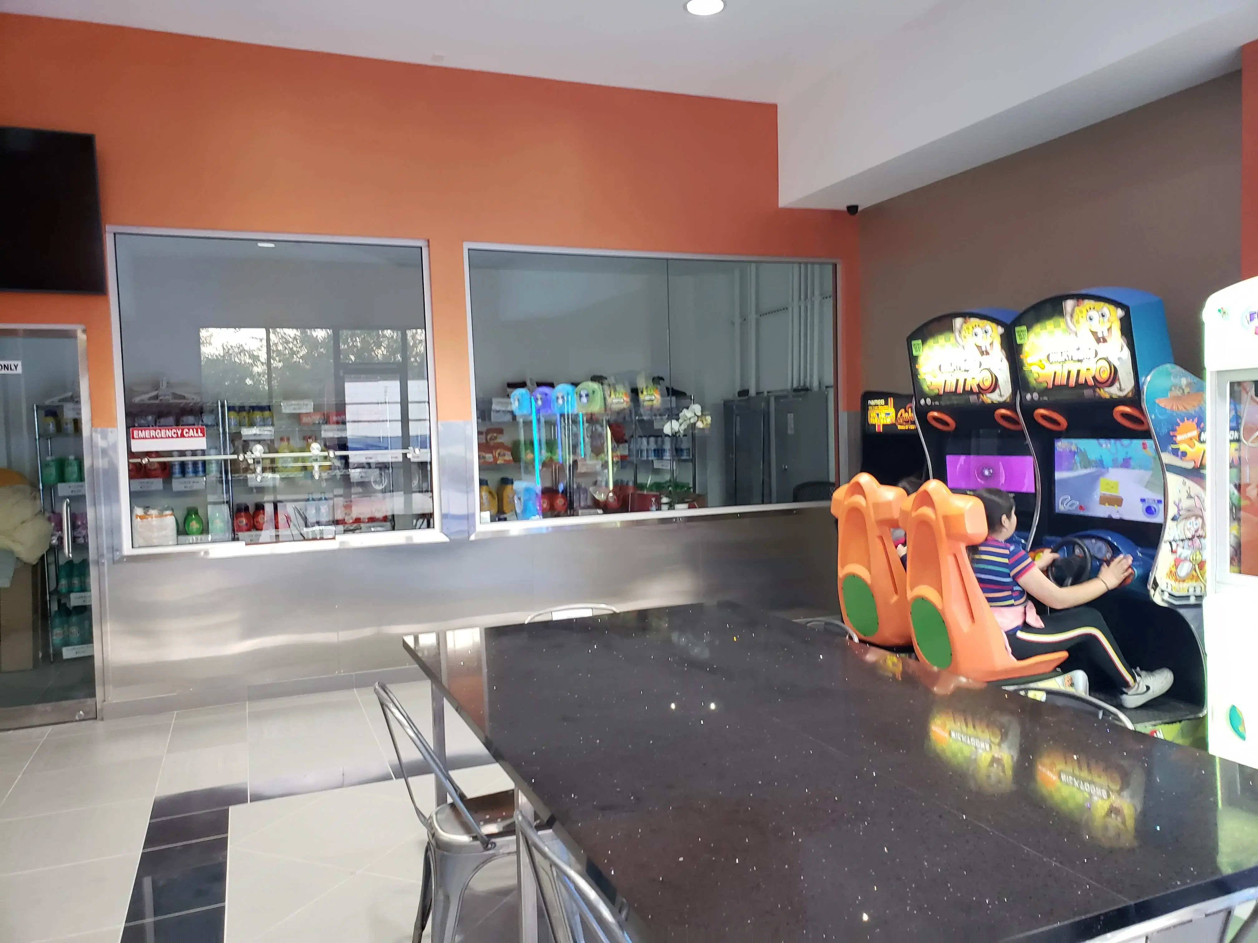 24 HR coin laundry thumbnail 18