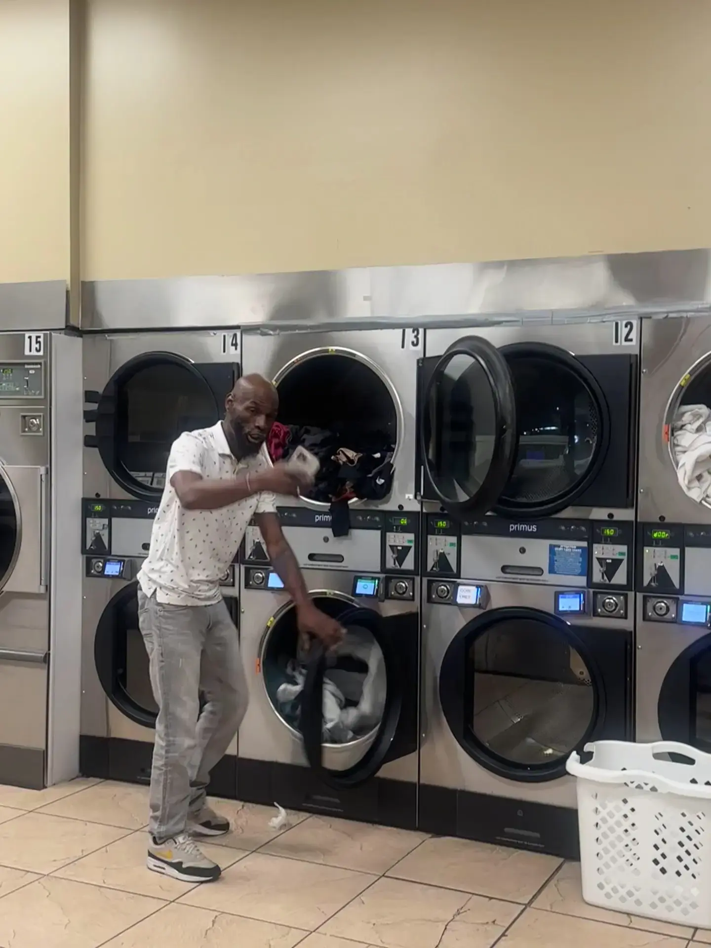 24/7 Coin Laundry - Image 2