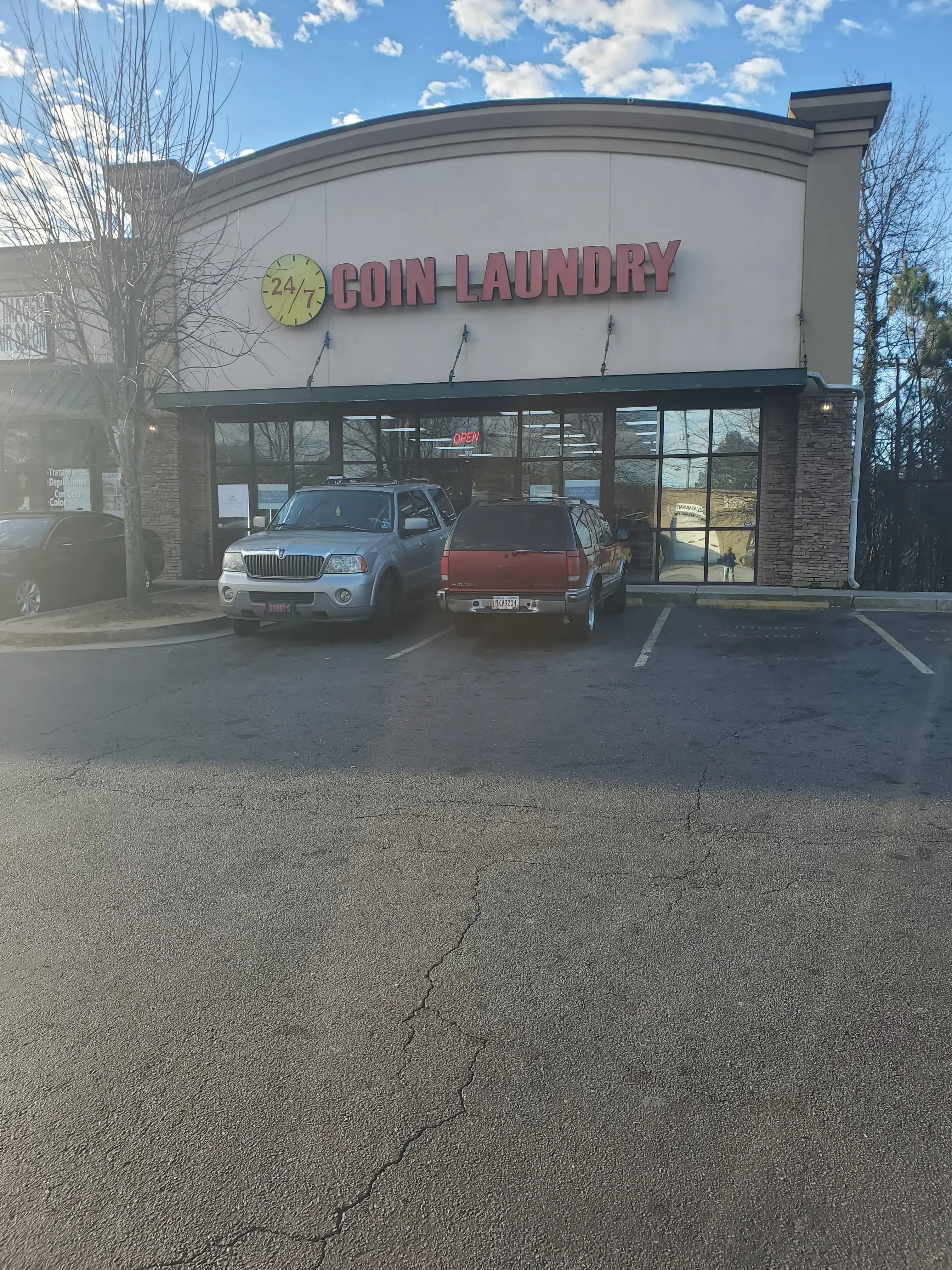 24/7 Coin Laundry - Image 1