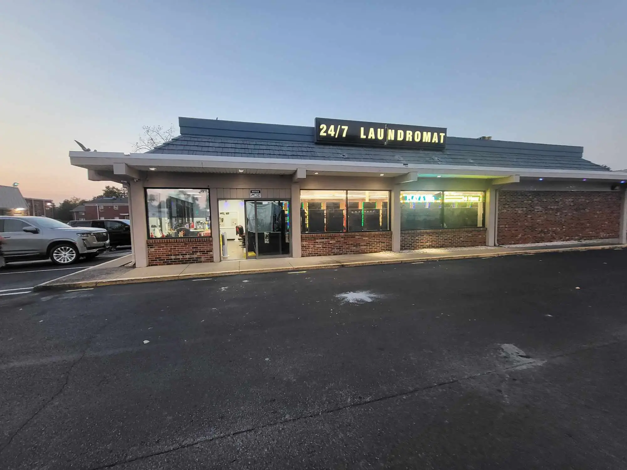 247 LAUNDROMAT thumbnail 2