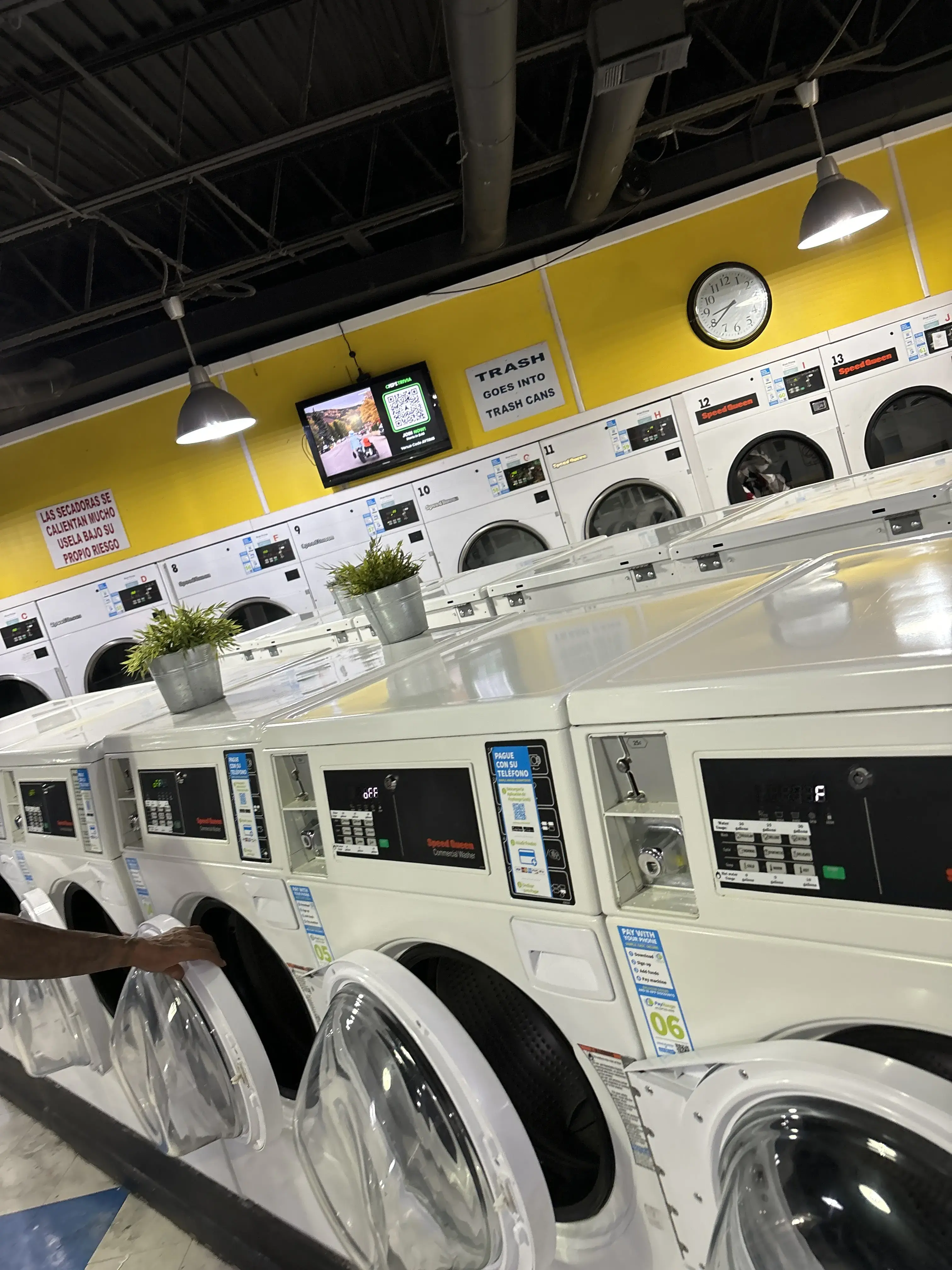 25th Street Coin Laundry - Image 19