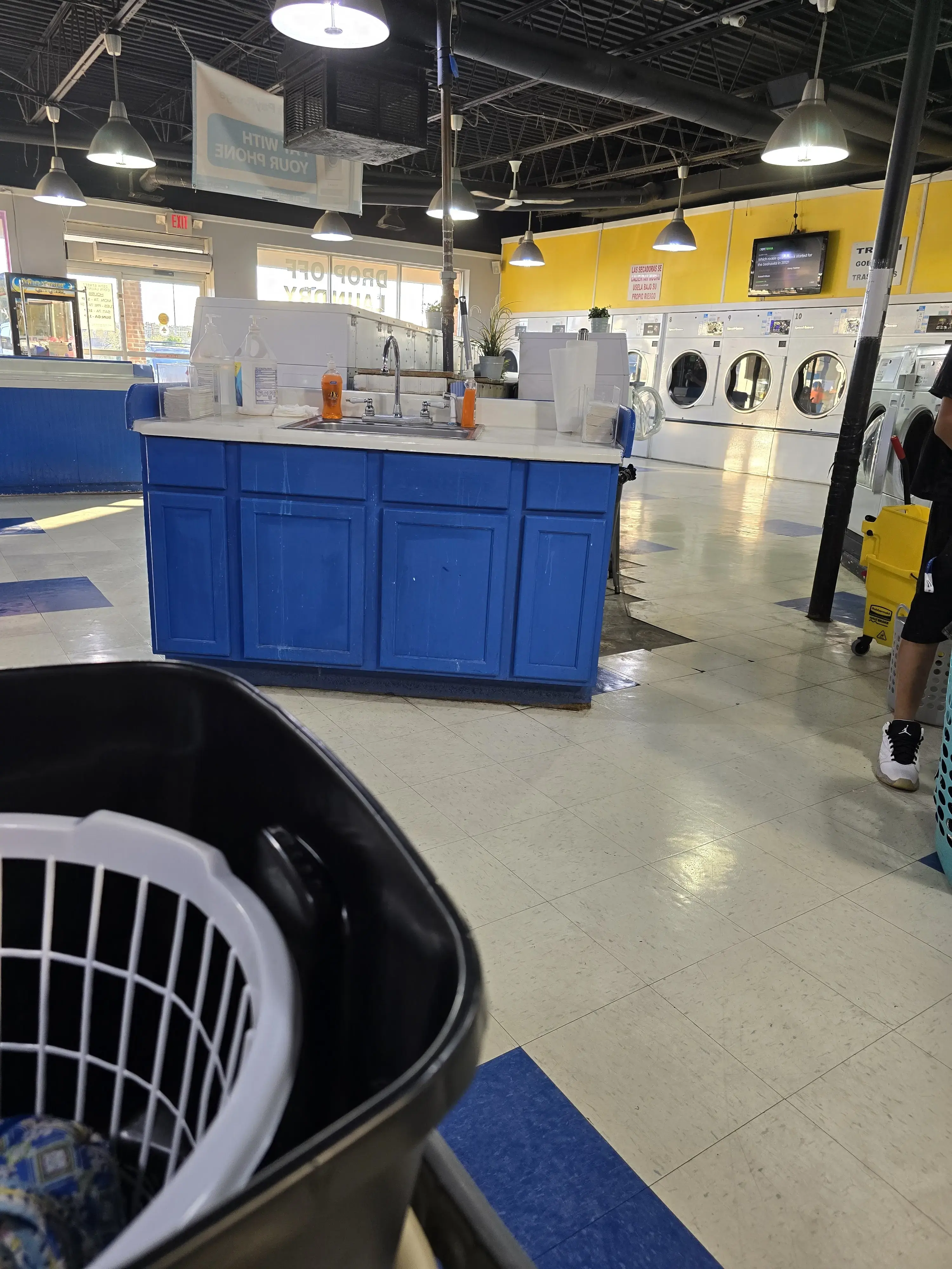 25th Street Coin Laundry - Image 12