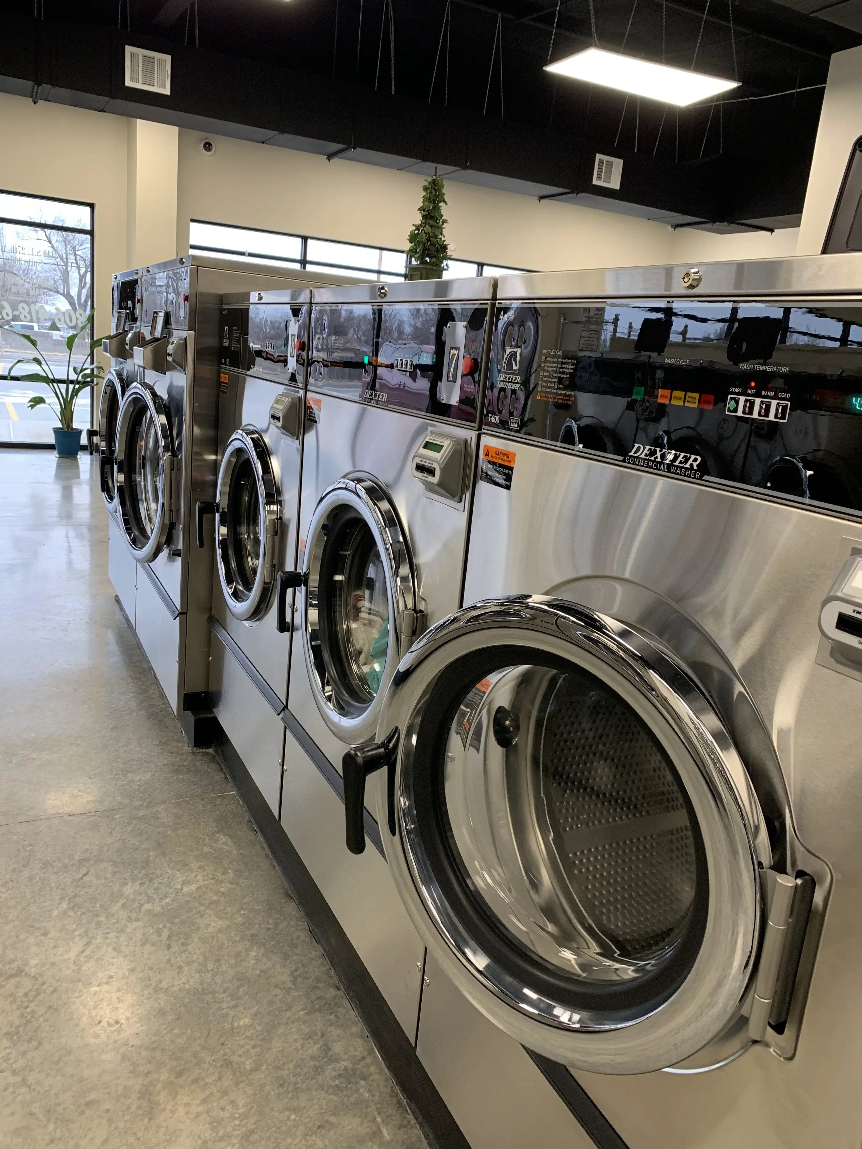 27th Oasis Laundromat thumbnail 20