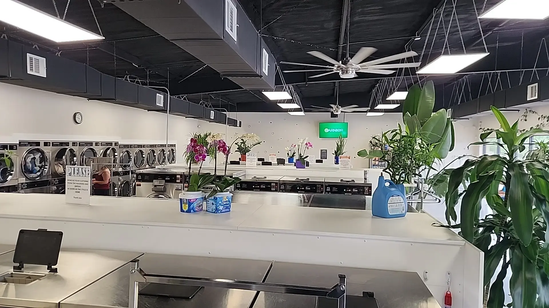 27th Oasis Laundromat thumbnail 6