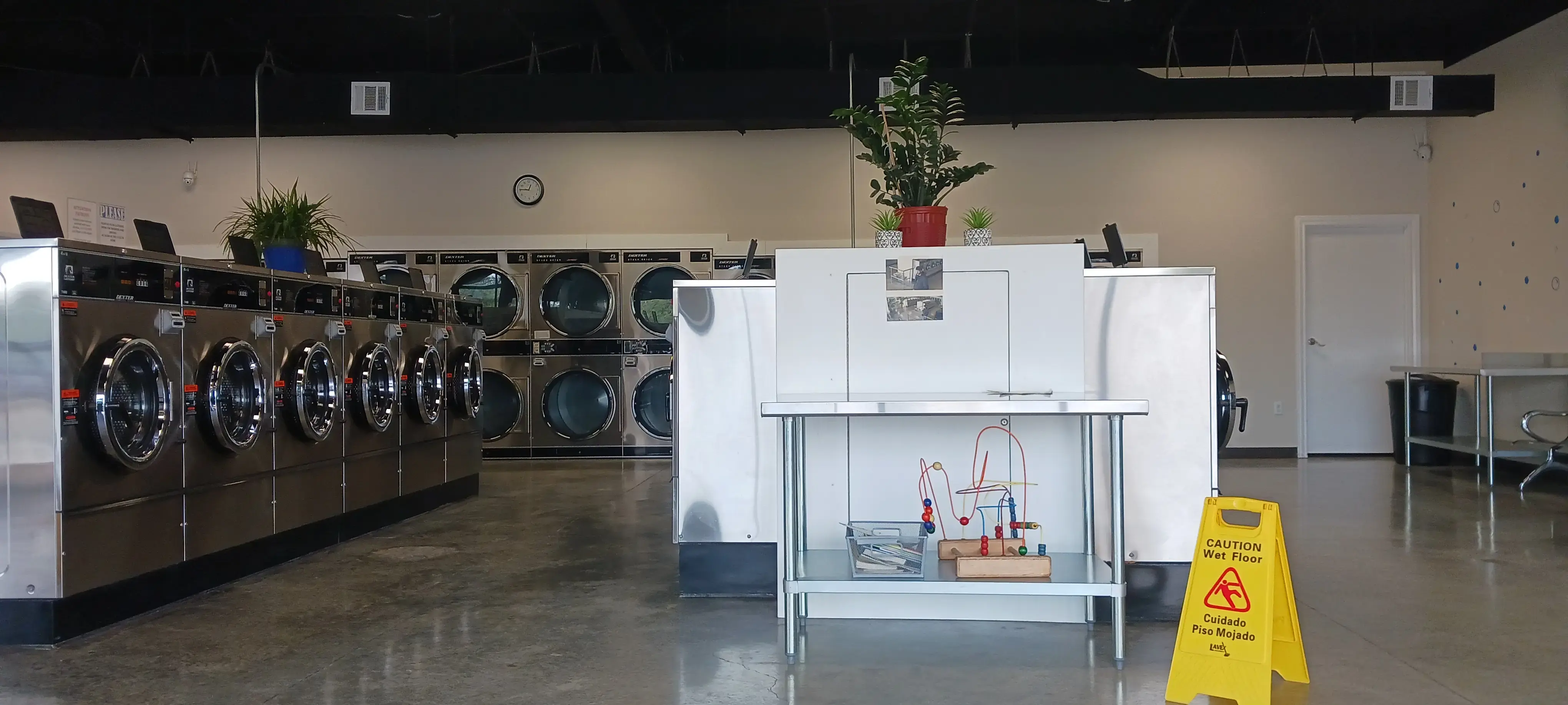 27th Oasis Laundromat - Image 12