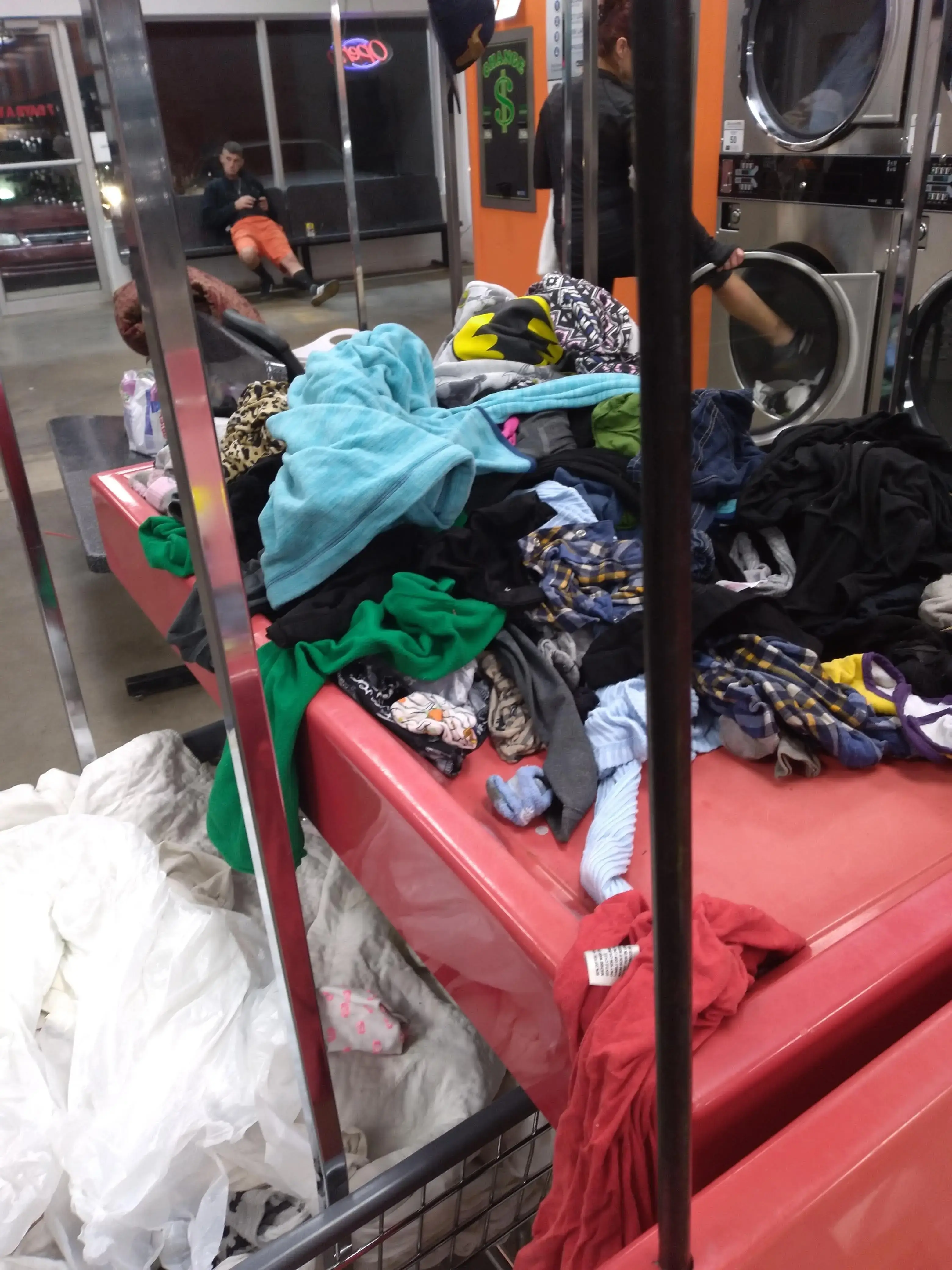 28th Street 24/7 Coin Laundry - Image 7