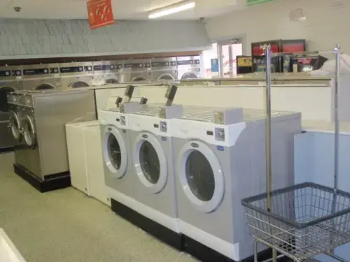 32nd Street Laundry Land Laundromat - Image 19