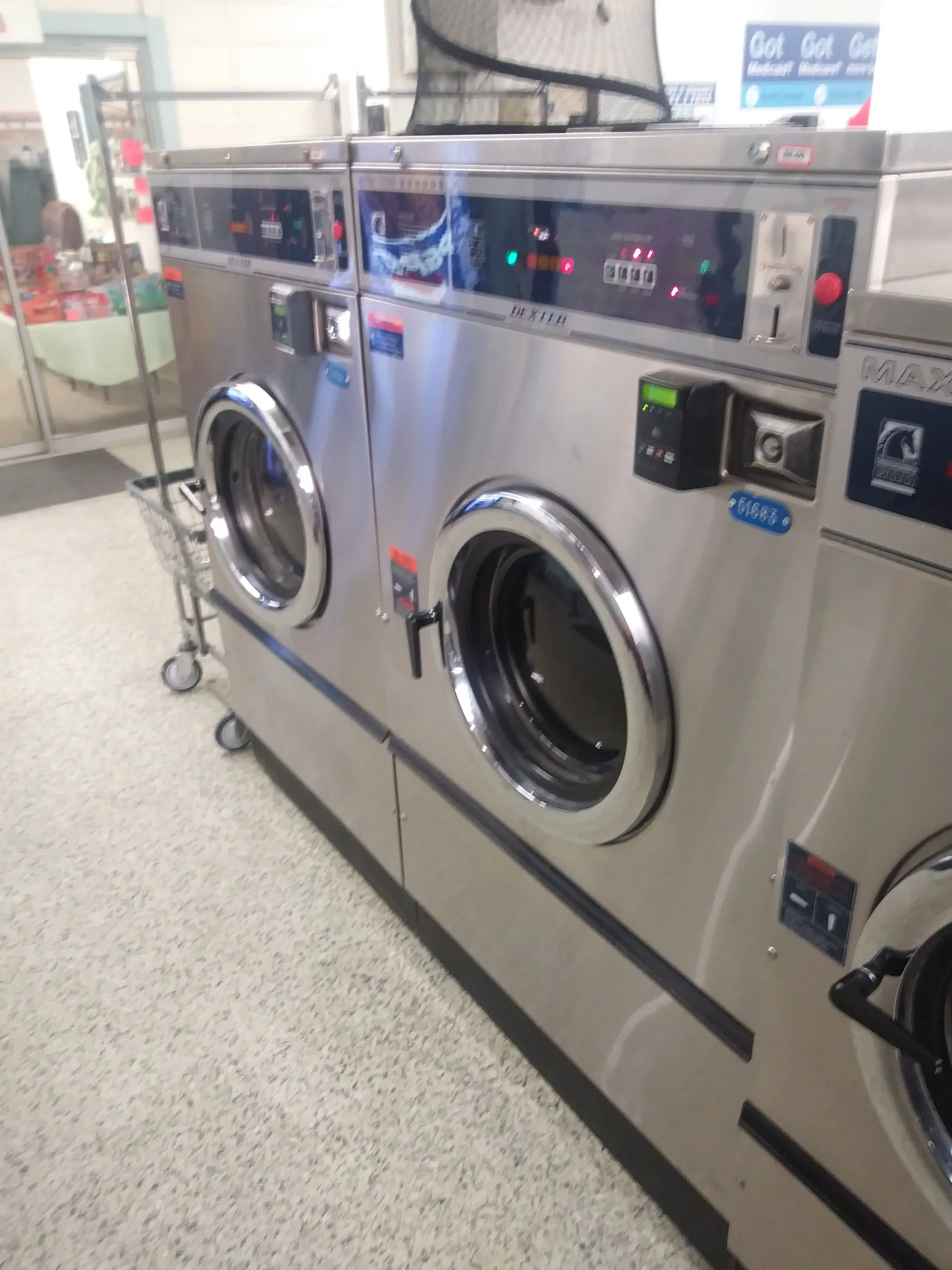 32nd Street Laundry Land Laundromat - Image 14