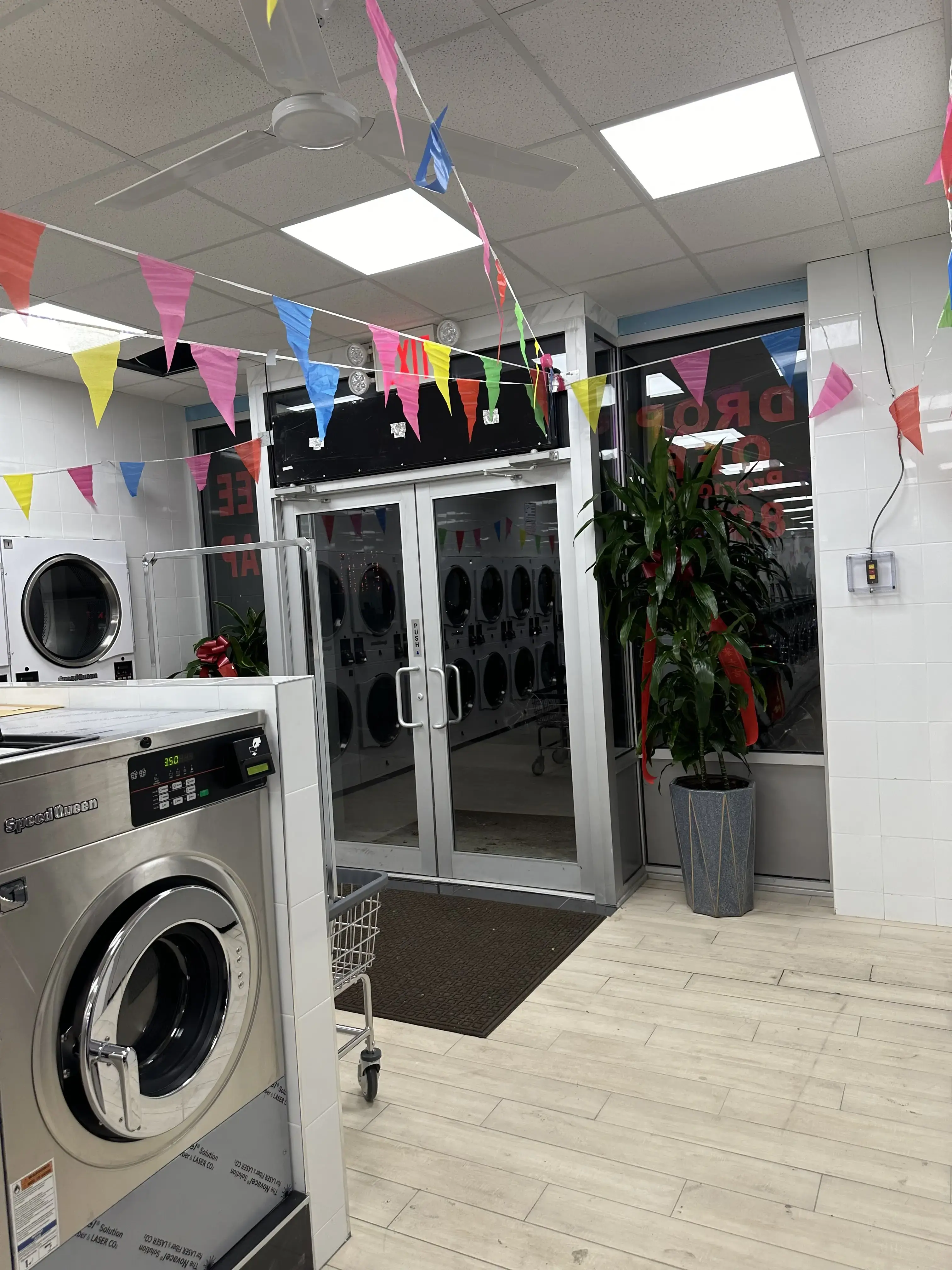 4359 Laundromat thumbnail 5