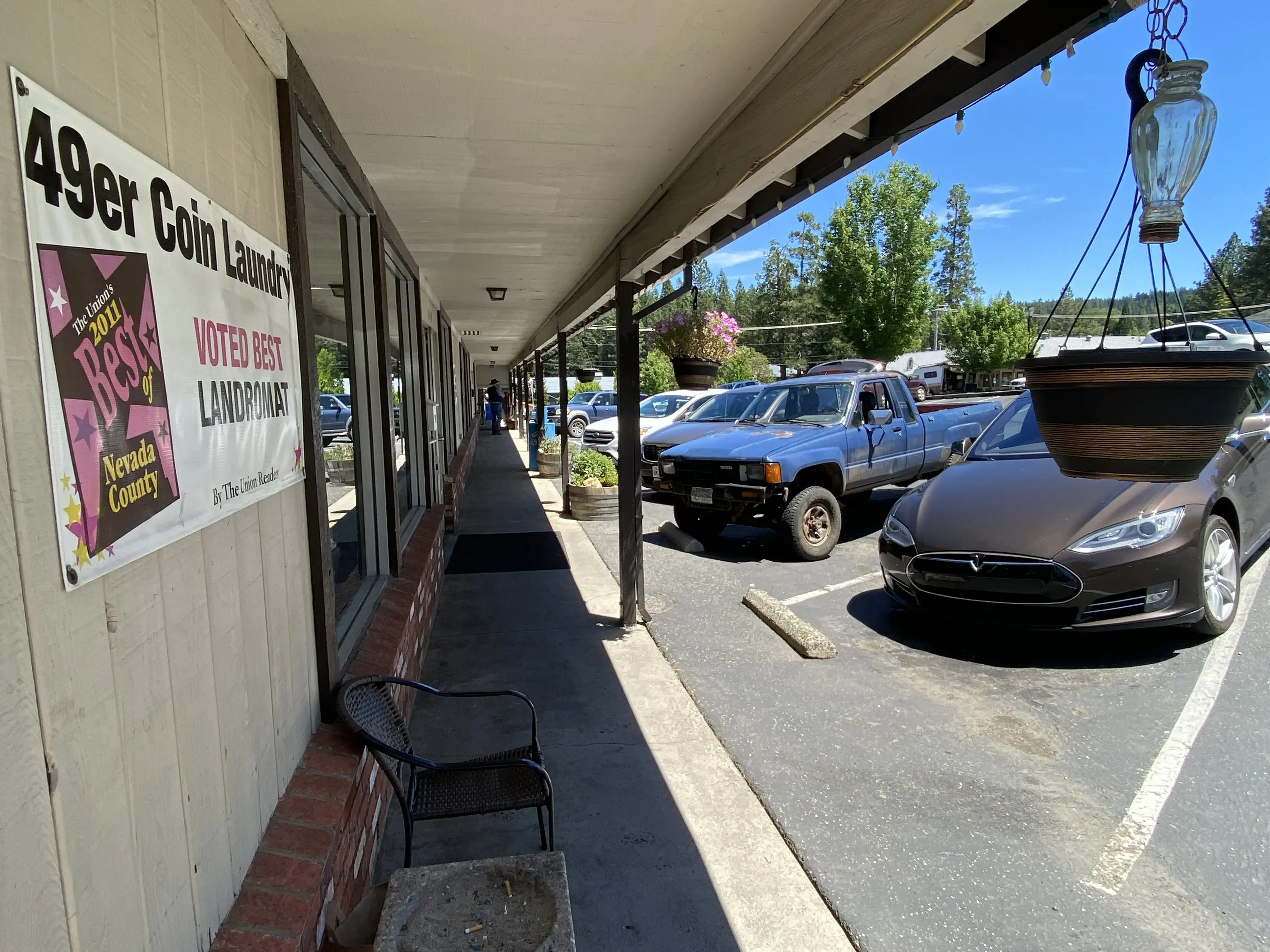 49er Coin Laundry - Image 11