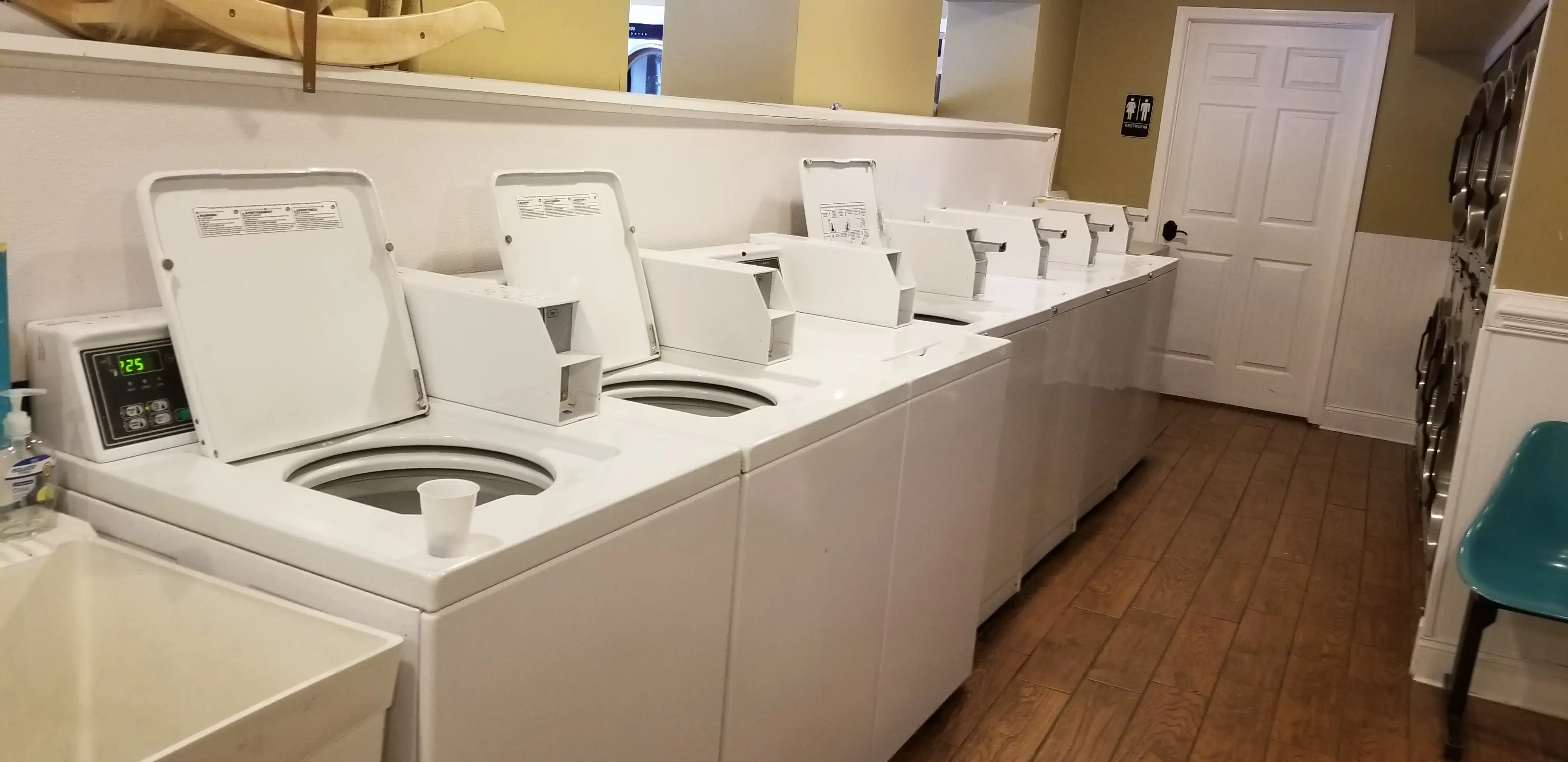 4th Street Laundromat thumbnail 10