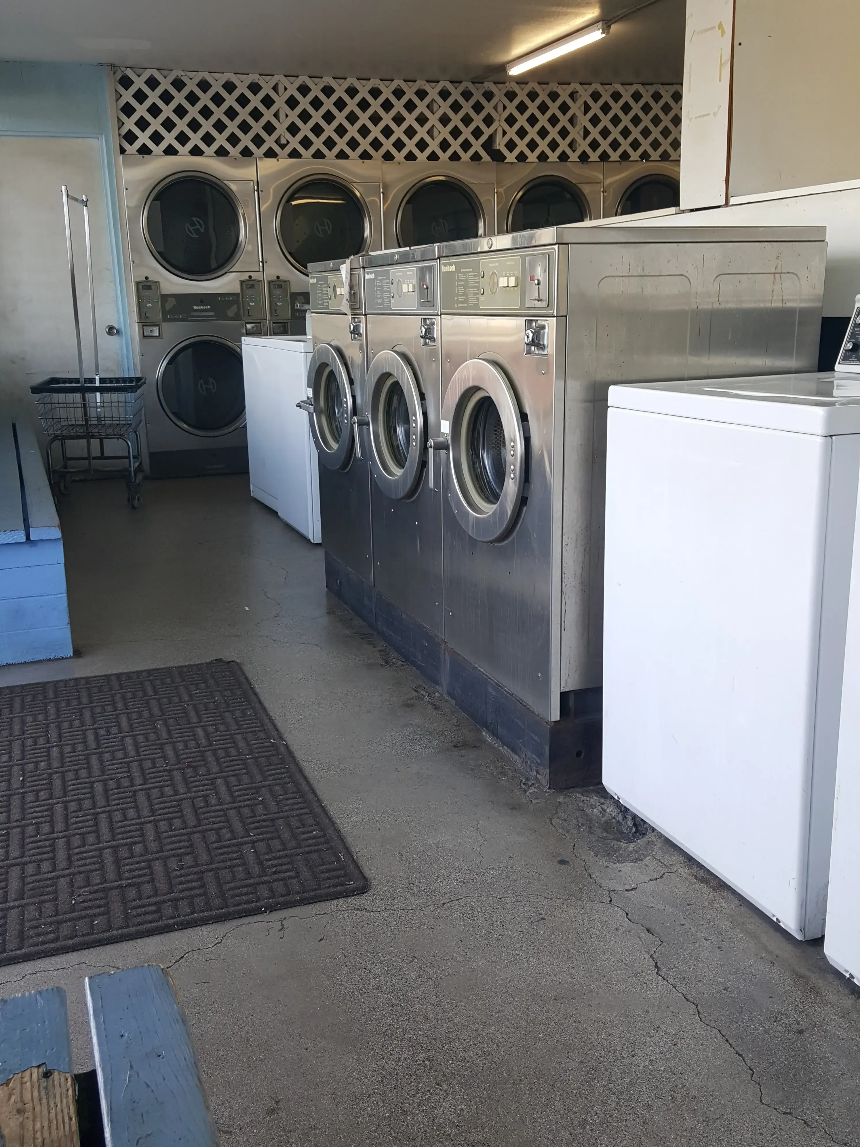 A & E Laundry thumbnail 11