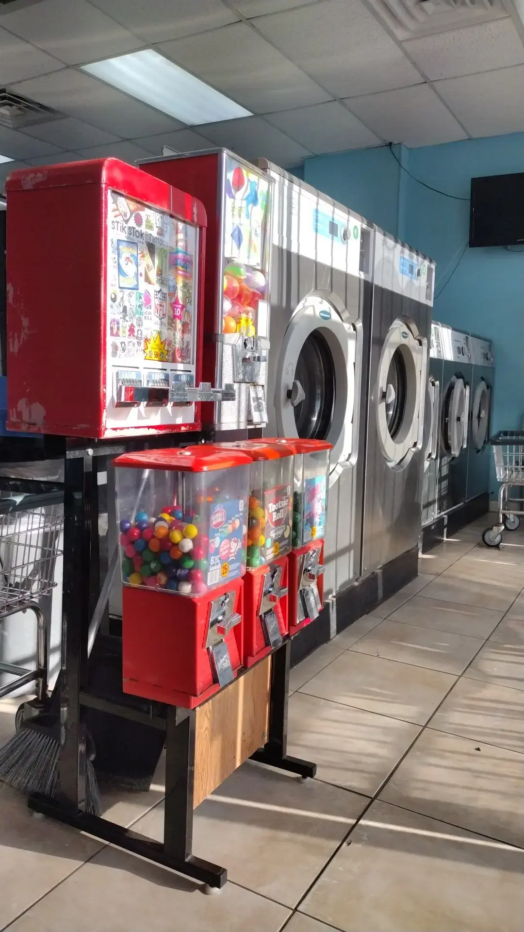 AAA Washateria & Laundry Service thumbnail 9