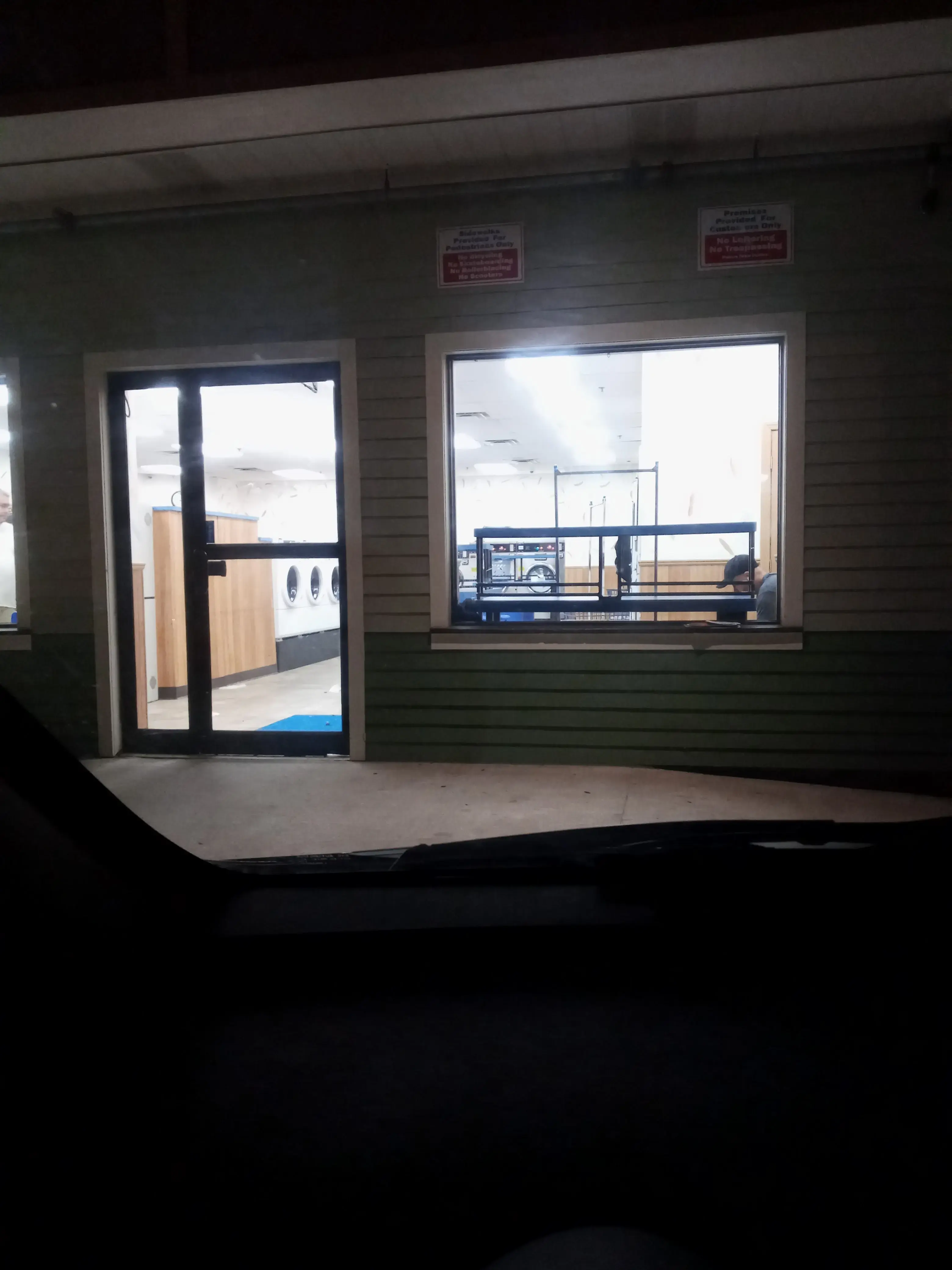 Abington Crossing Superwash Laundromat - Image 20