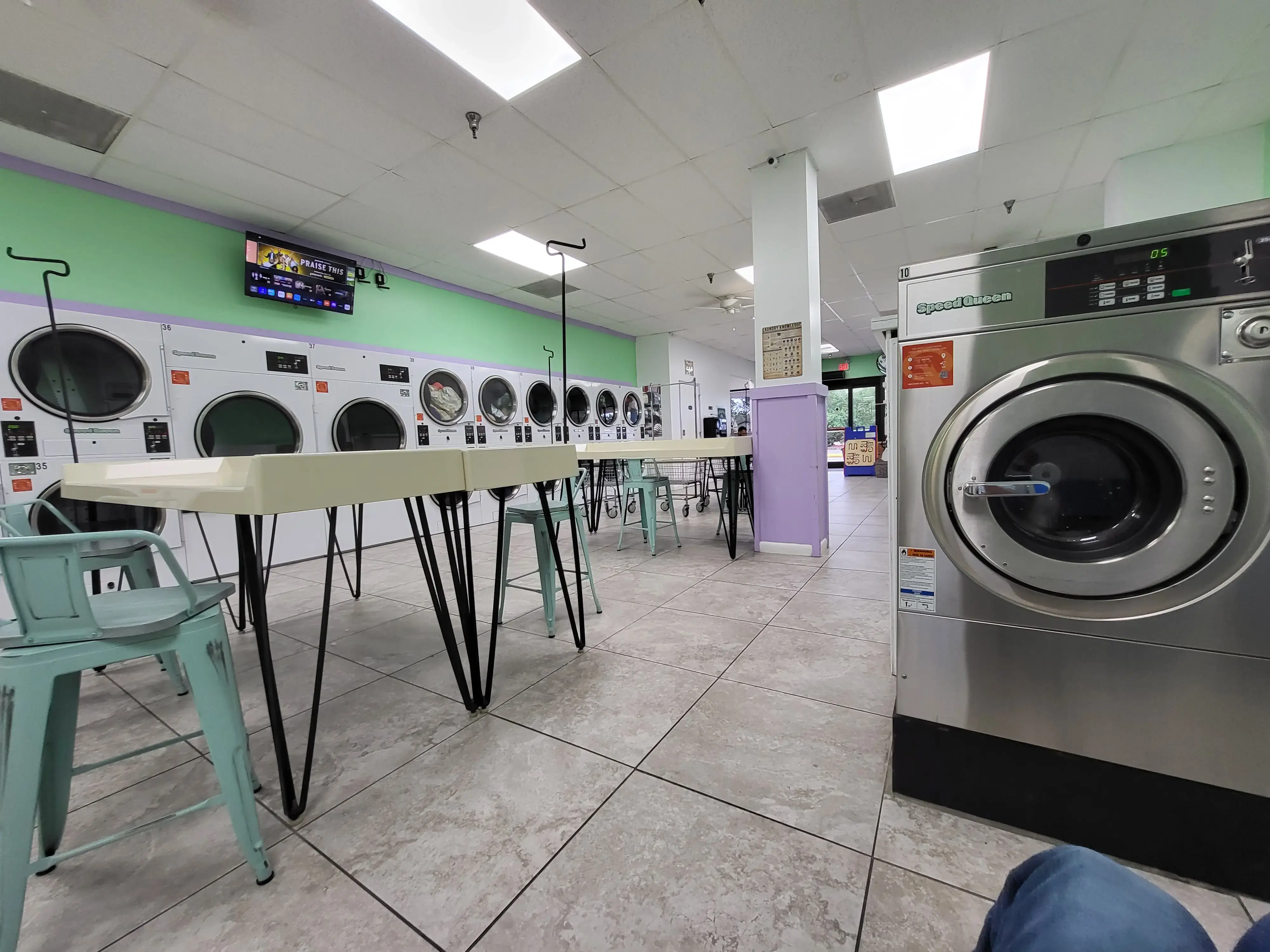 Advance Coin Laundry - Image 1