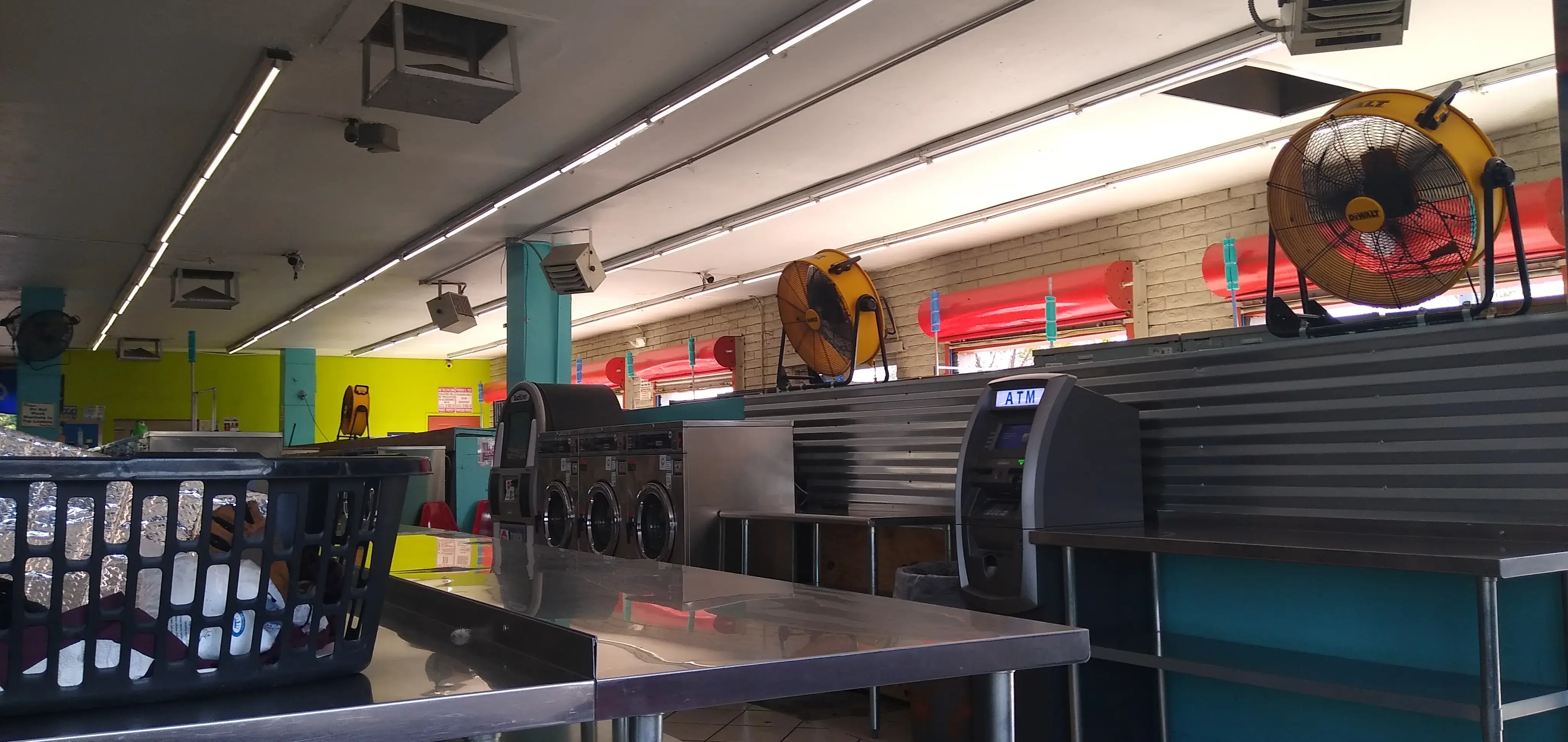 Agua Caliente 24 Hour Laundromat thumbnail 8