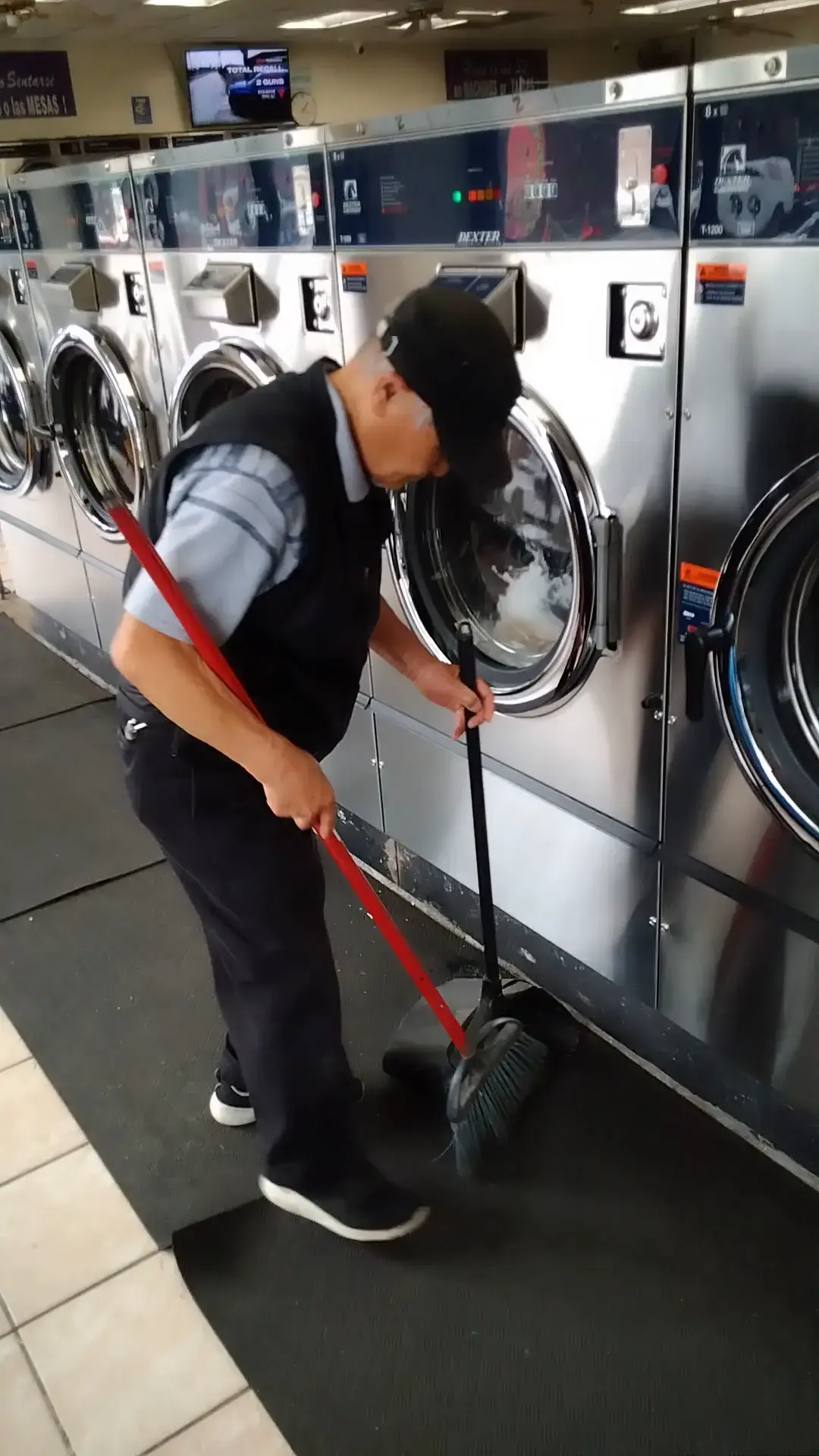 Albany Park Coin Laundry - Image 12