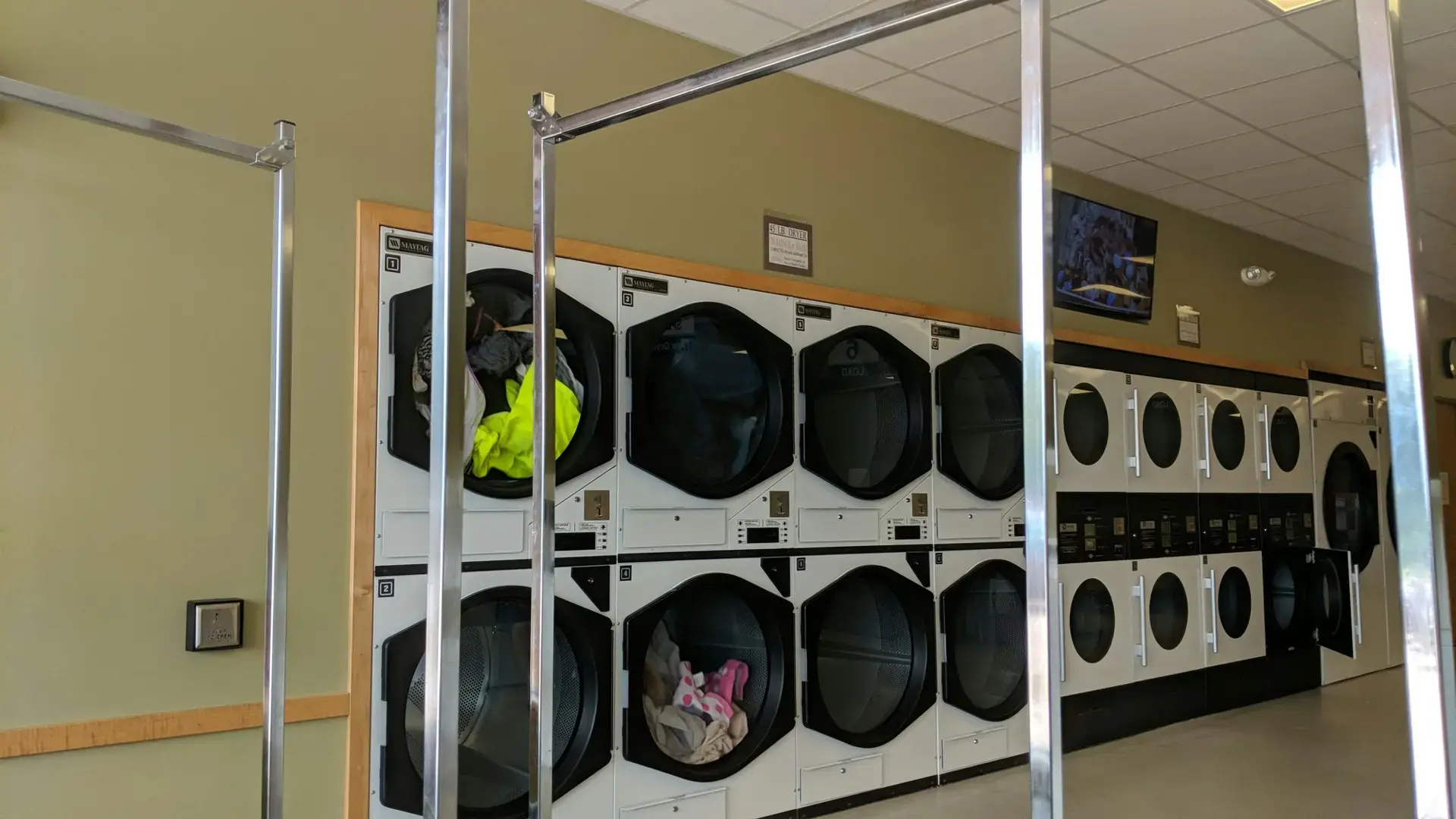 Allen Blvd Laundry thumbnail 14