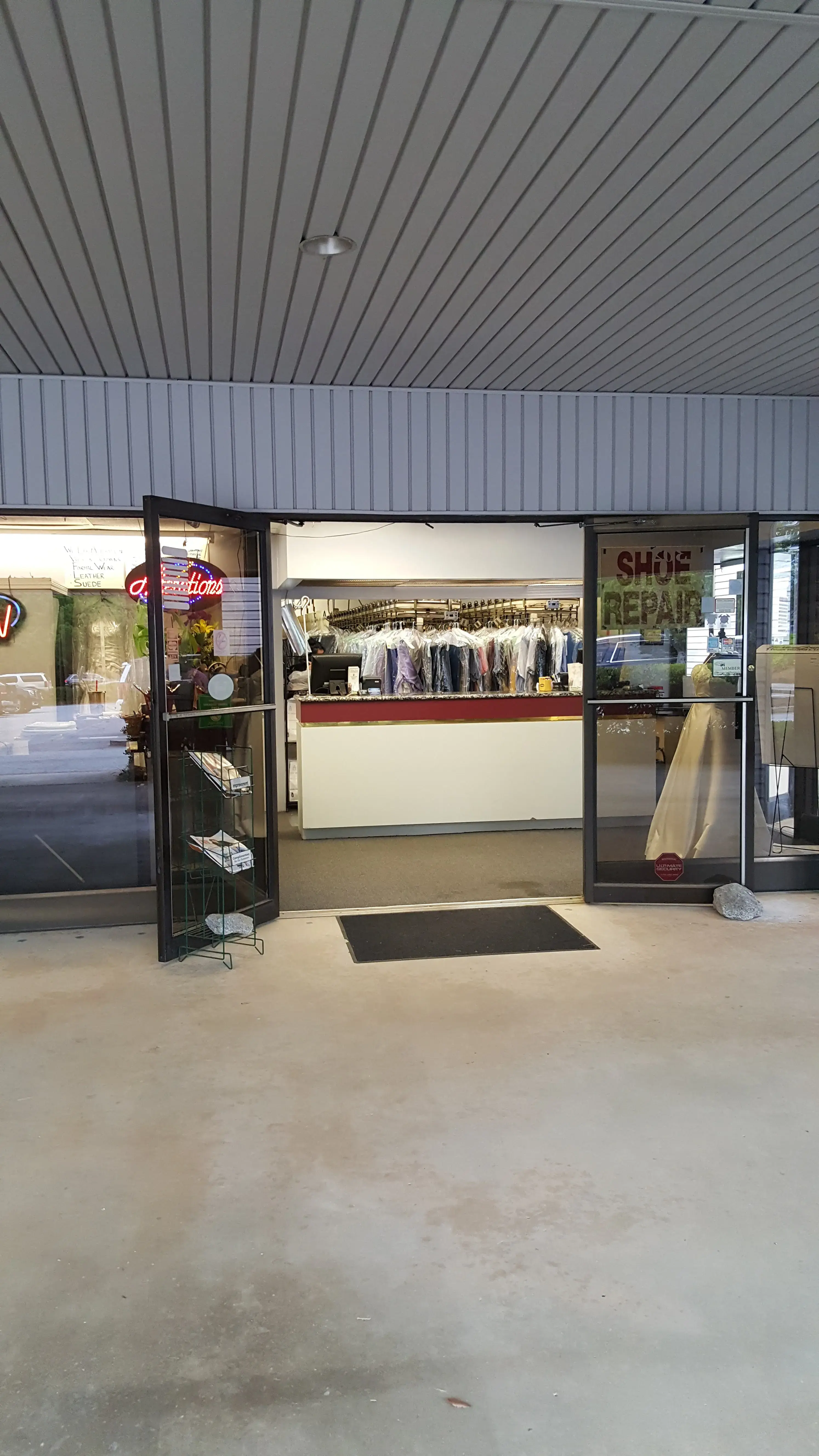 Al's One Hour Cleaners - Image 6