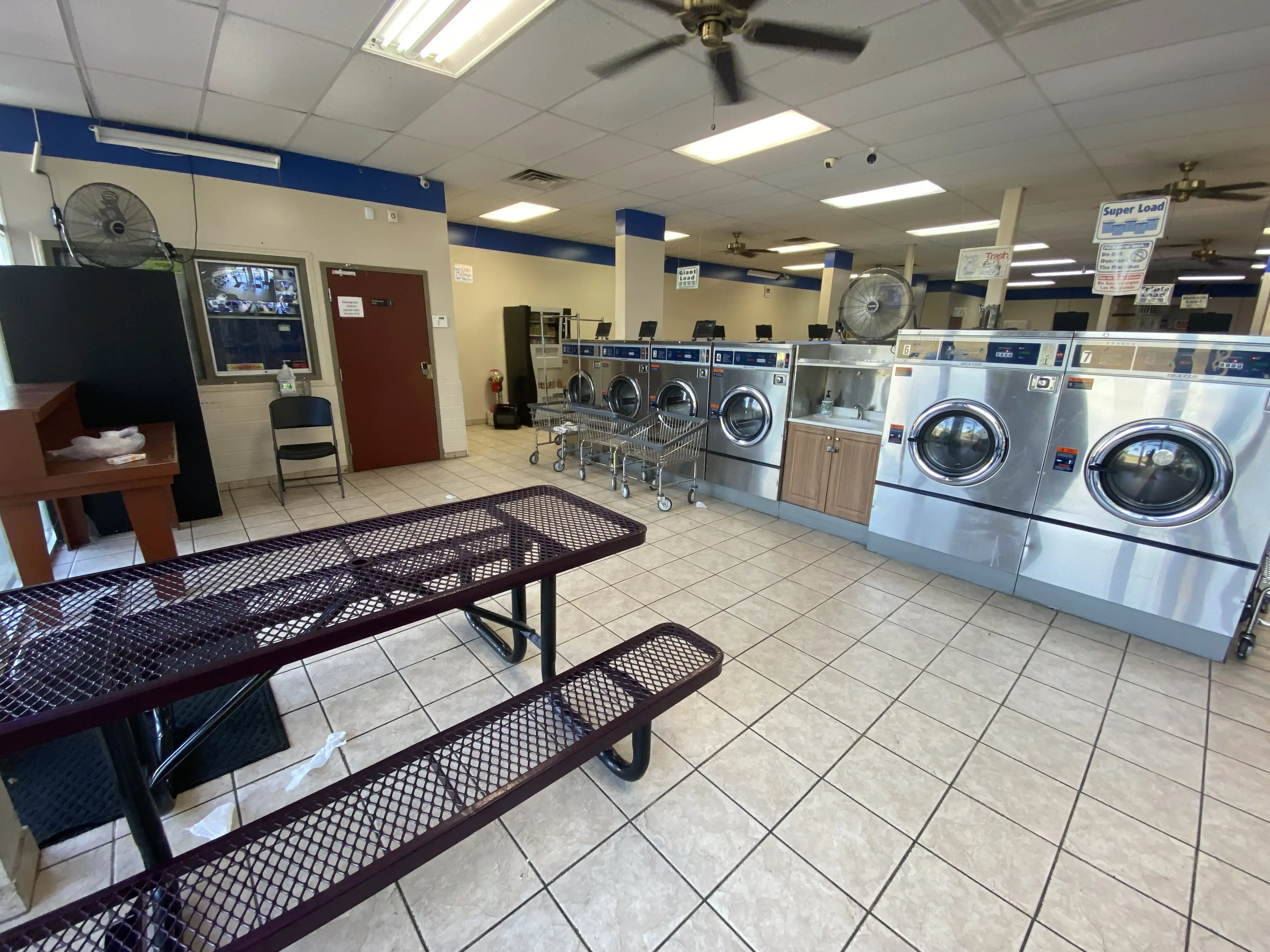 Amigo Coin Laundromat - Image 1