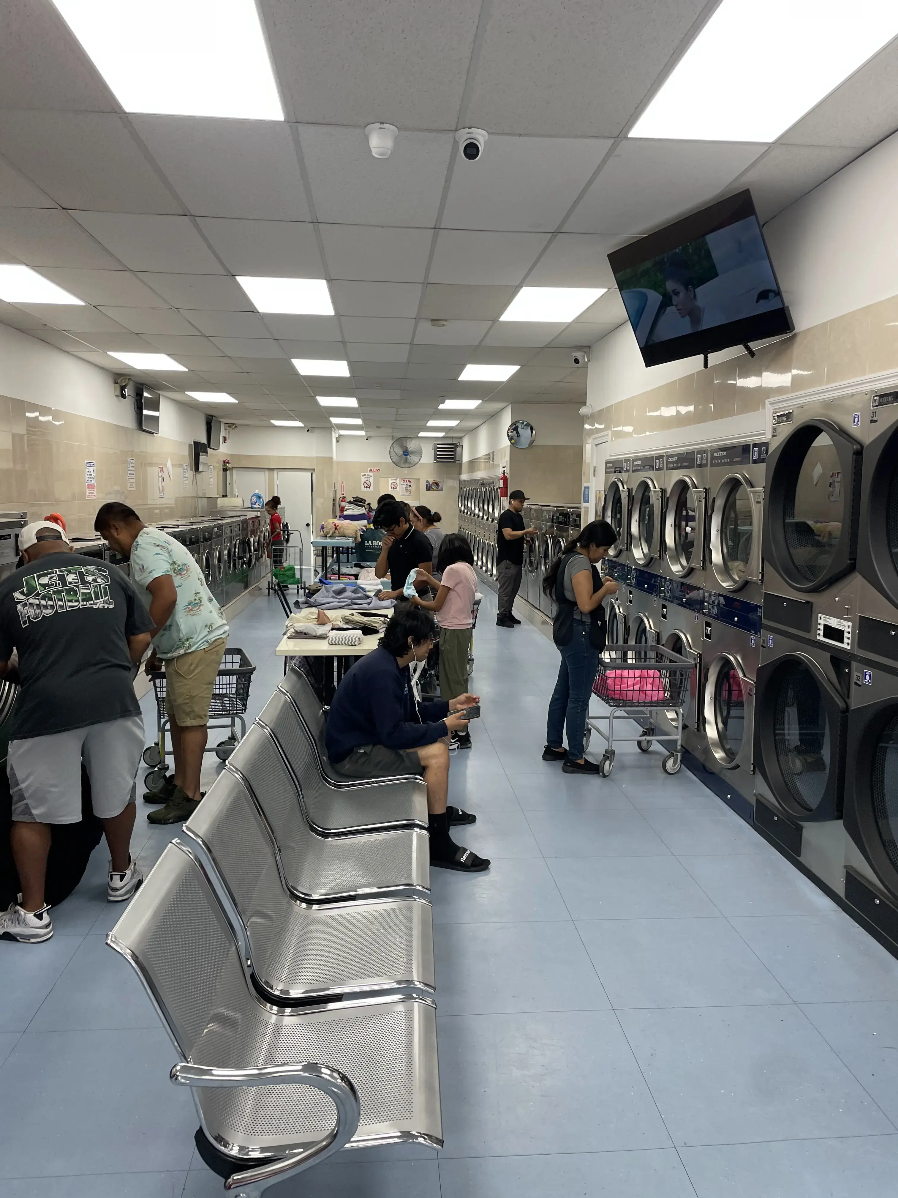 Ana s Laundromat - Image 13