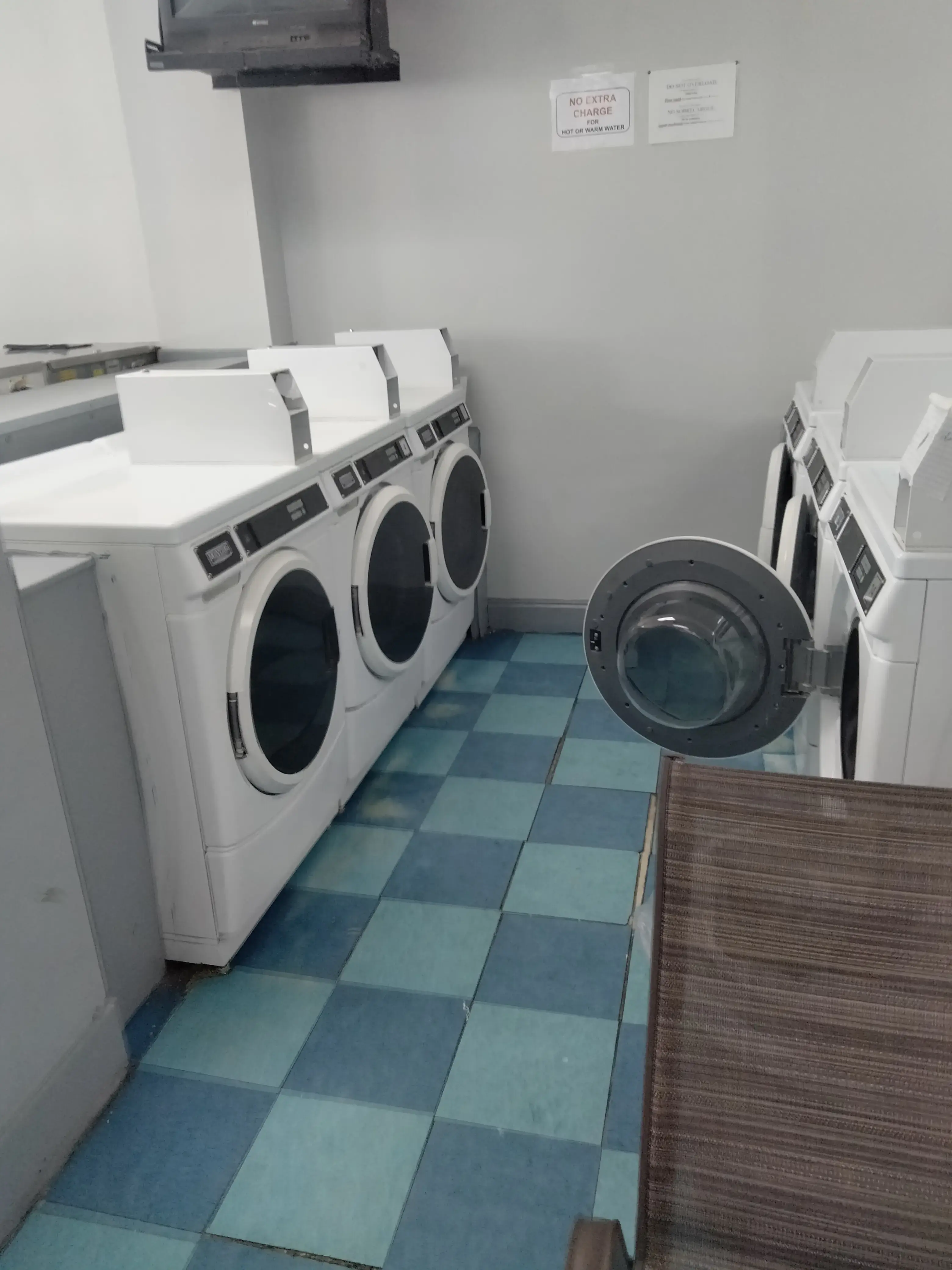 Aqua Clean Coin Laundry & Dry Cleaners thumbnail 13