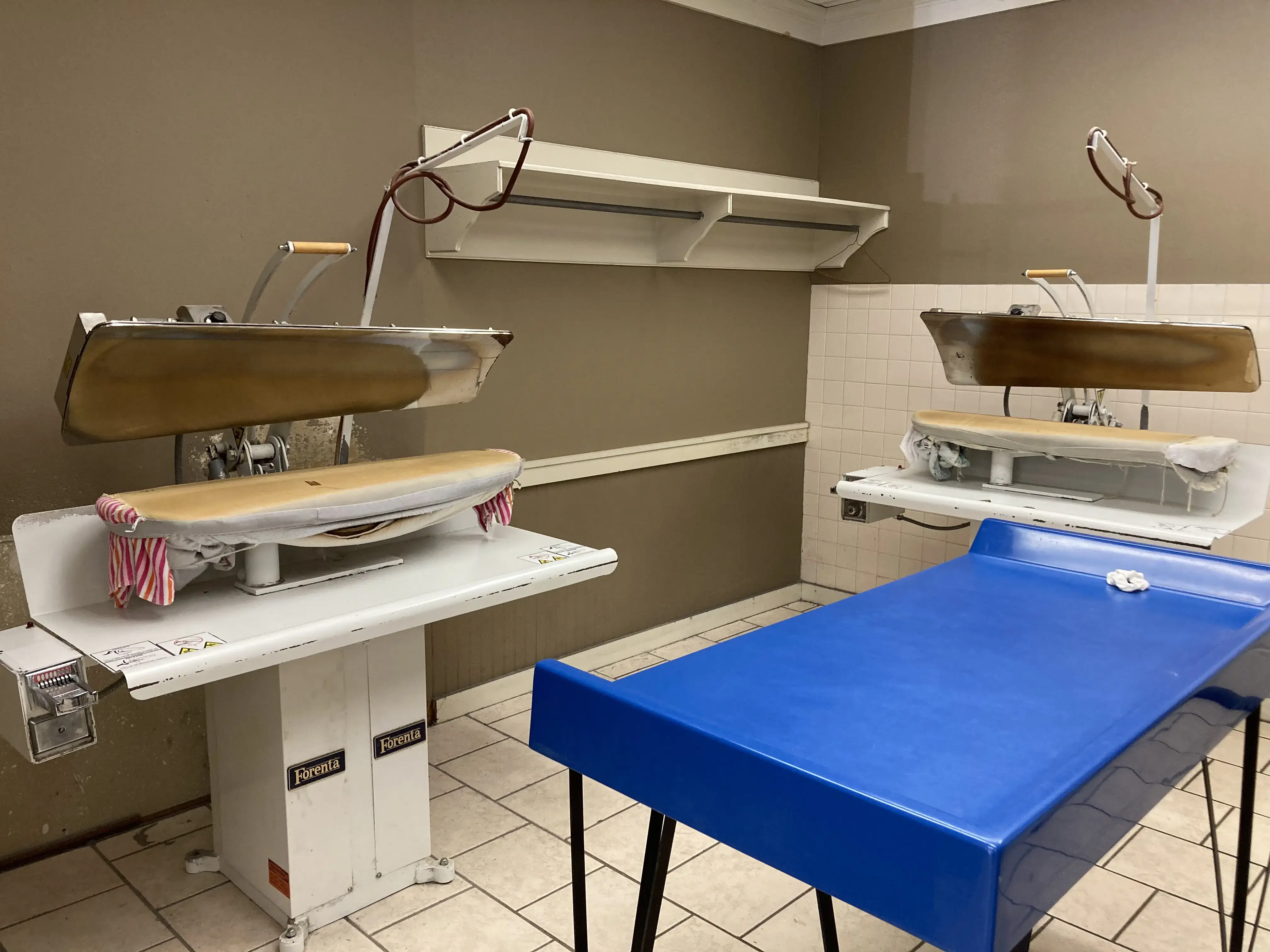 Aqua Wash Coin Laundry - Image 8